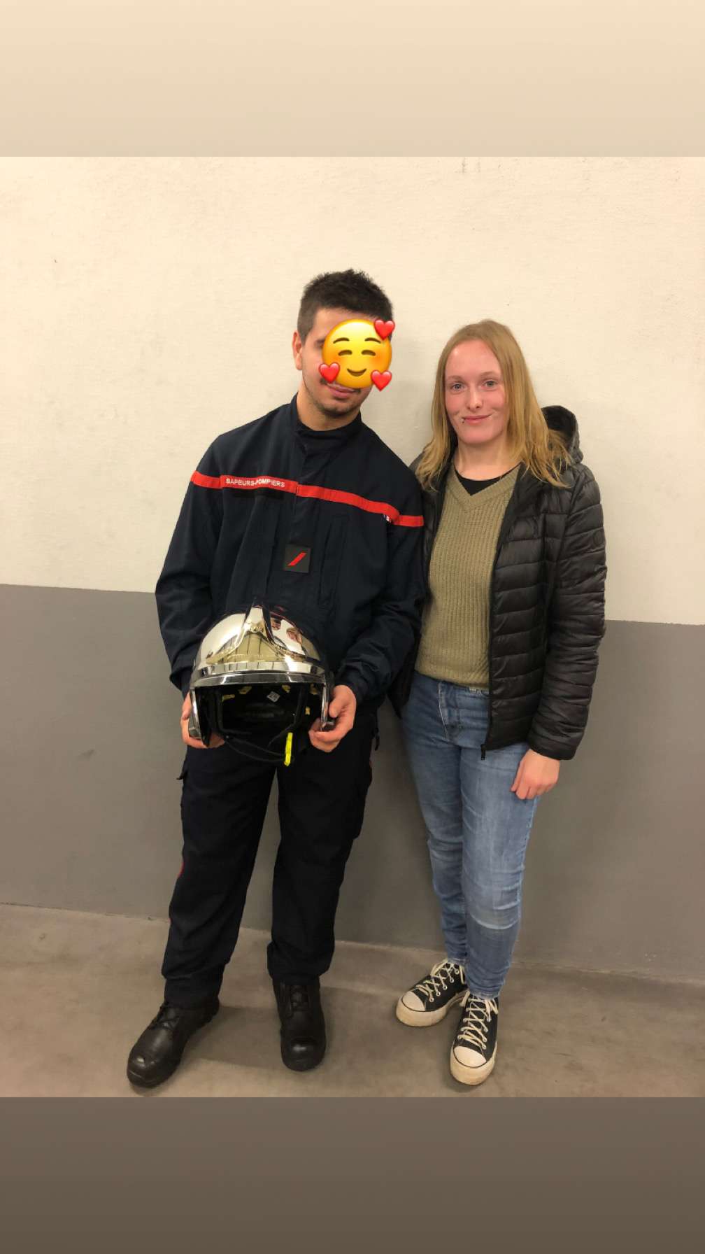 Je suis tellement fi&egrave;re de mon homme 🥰
Hier soir lors de la c&eacute;r&eacute;monie de la Sainte Barbe, il a eu la remise officielle de son casque (de base c&rsquo;est un officiel qui le fait mais l&agrave; c&rsquo;est son p&egrave;re) et il est officiellement 1&egrave;re classe dans les pompiers volontaires 🫶🏼
