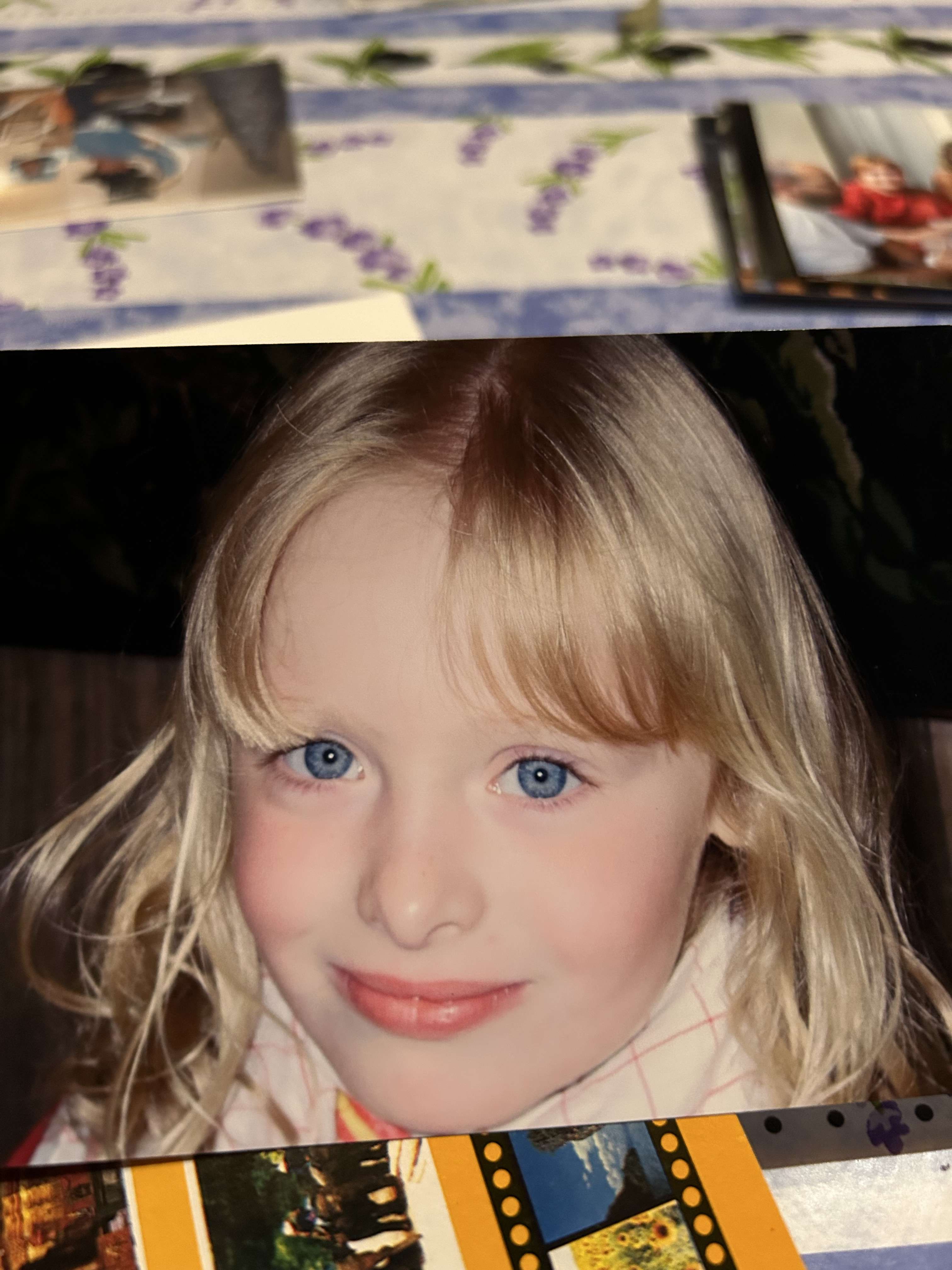 J&rsquo;ai retrouv&eacute; pleins de photos de moi petite 😇

Bien &eacute;videmment l&agrave; j&rsquo;en met que 4 sinon il y en a &eacute;norm&eacute;ment 😂