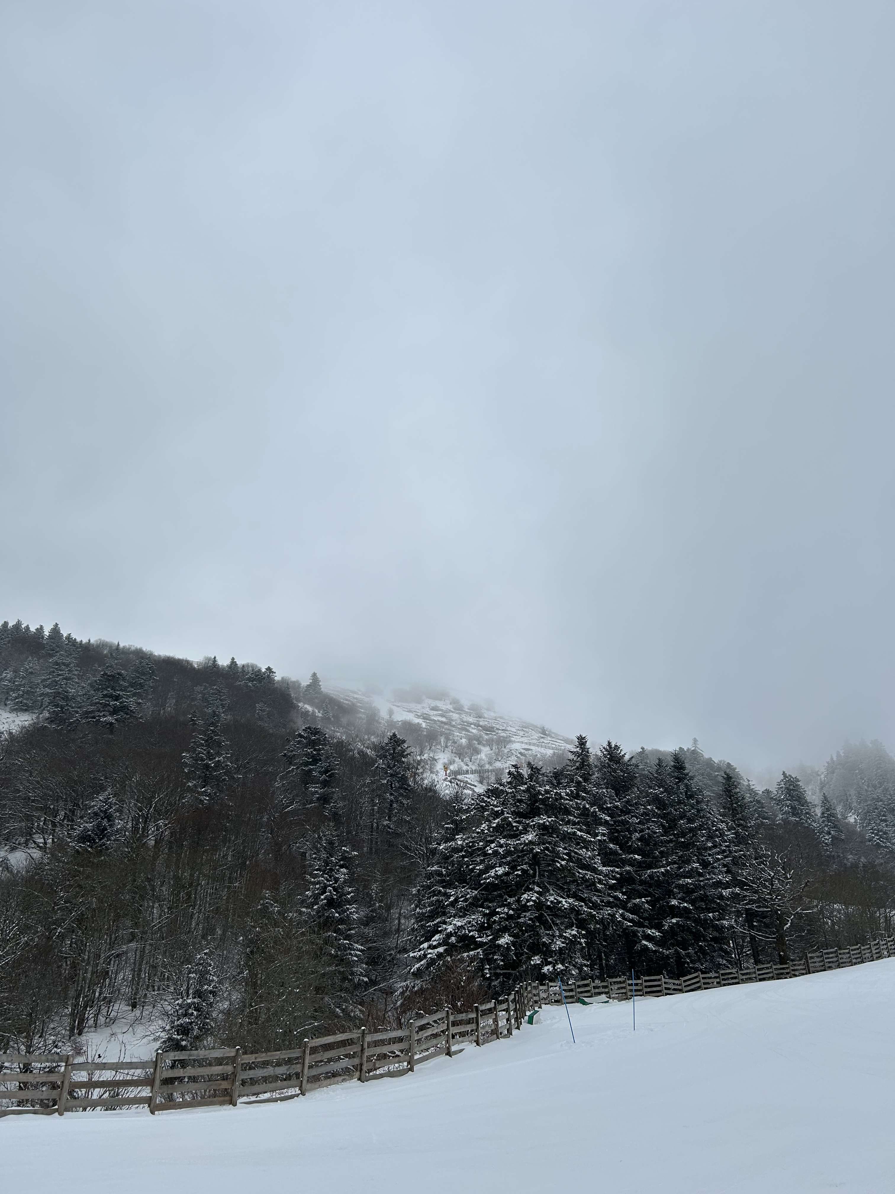 Les 2 jours pass&eacute;s &agrave; la montagne nous ont fait du bien 👌🏼😌
Je suis bien contente de ne pas conduire avec toute cette neige  😅