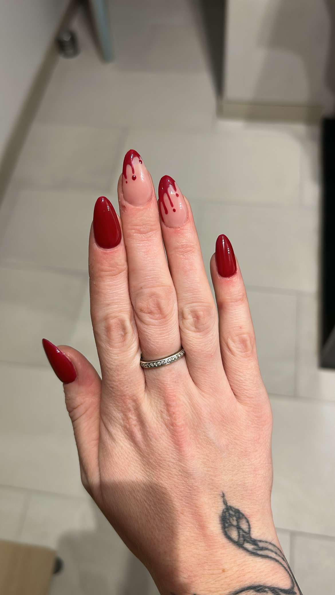Voici ma nouvelle manucure dans le th&egrave;me d&rsquo;Halloween avec les gouttes de sang et le rouge si beau 😍
