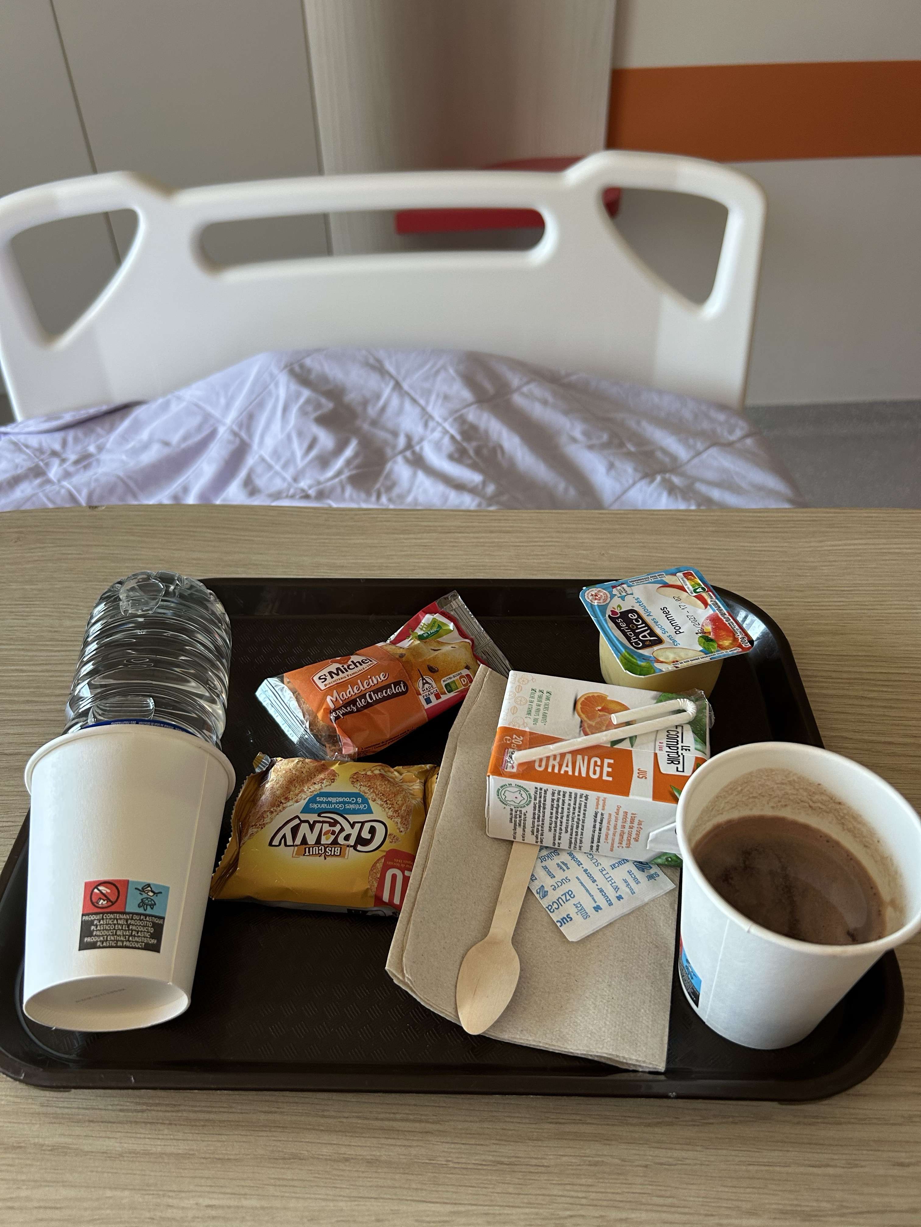 Mon op&eacute;ration s&rsquo;est bien pass&eacute;e, je viens de monter dans la chambre je vais enfin manger