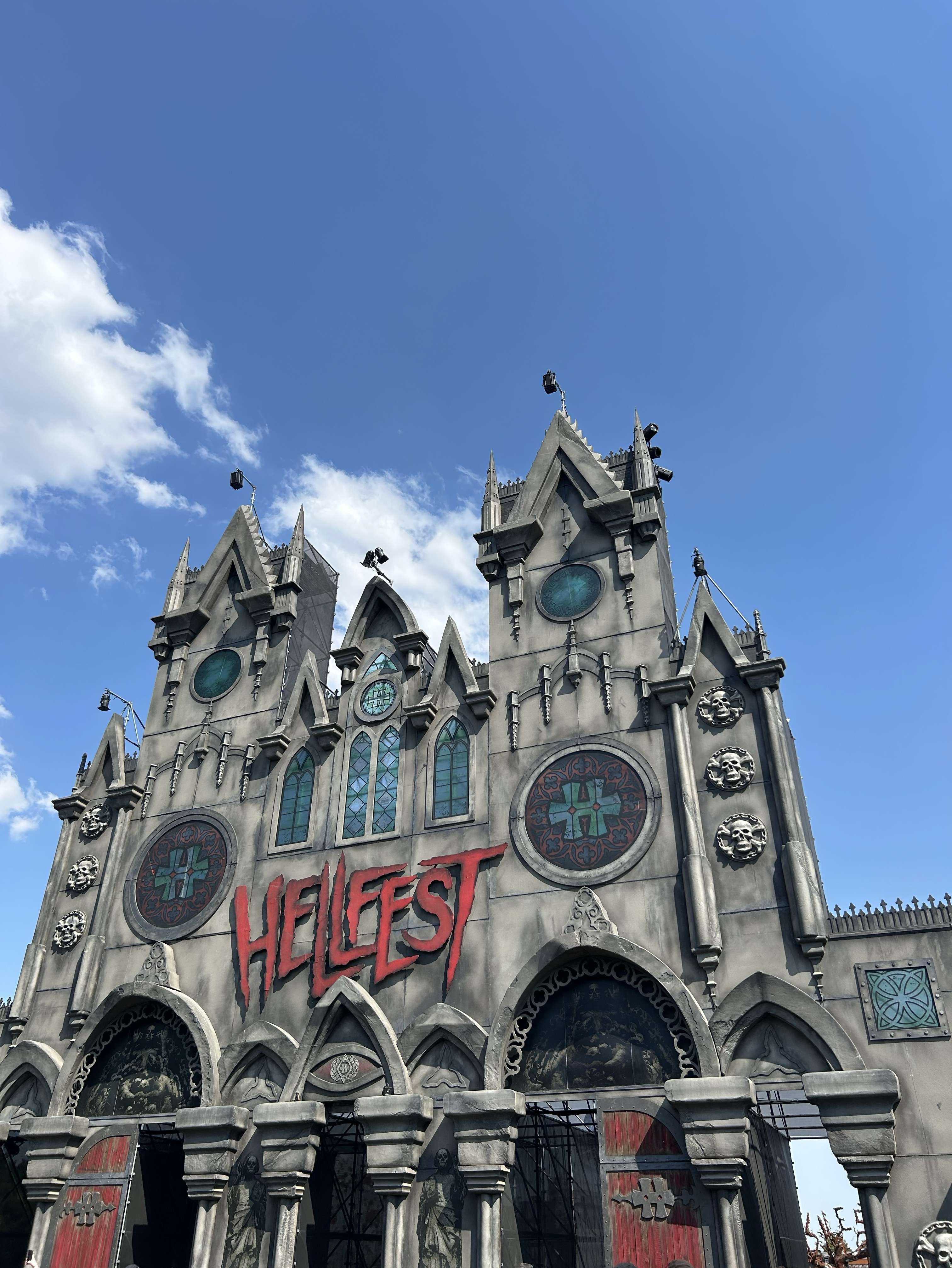 Photo 1 - Hier c’était ma 1ère journée au Hellfest, c’est indescriptible la sensation ! Je vie enfin mon rêve d’enfance 😍
C’est parti jusqu’à dimanche encore (je fais les 4 jours) 🤩🤘🏼