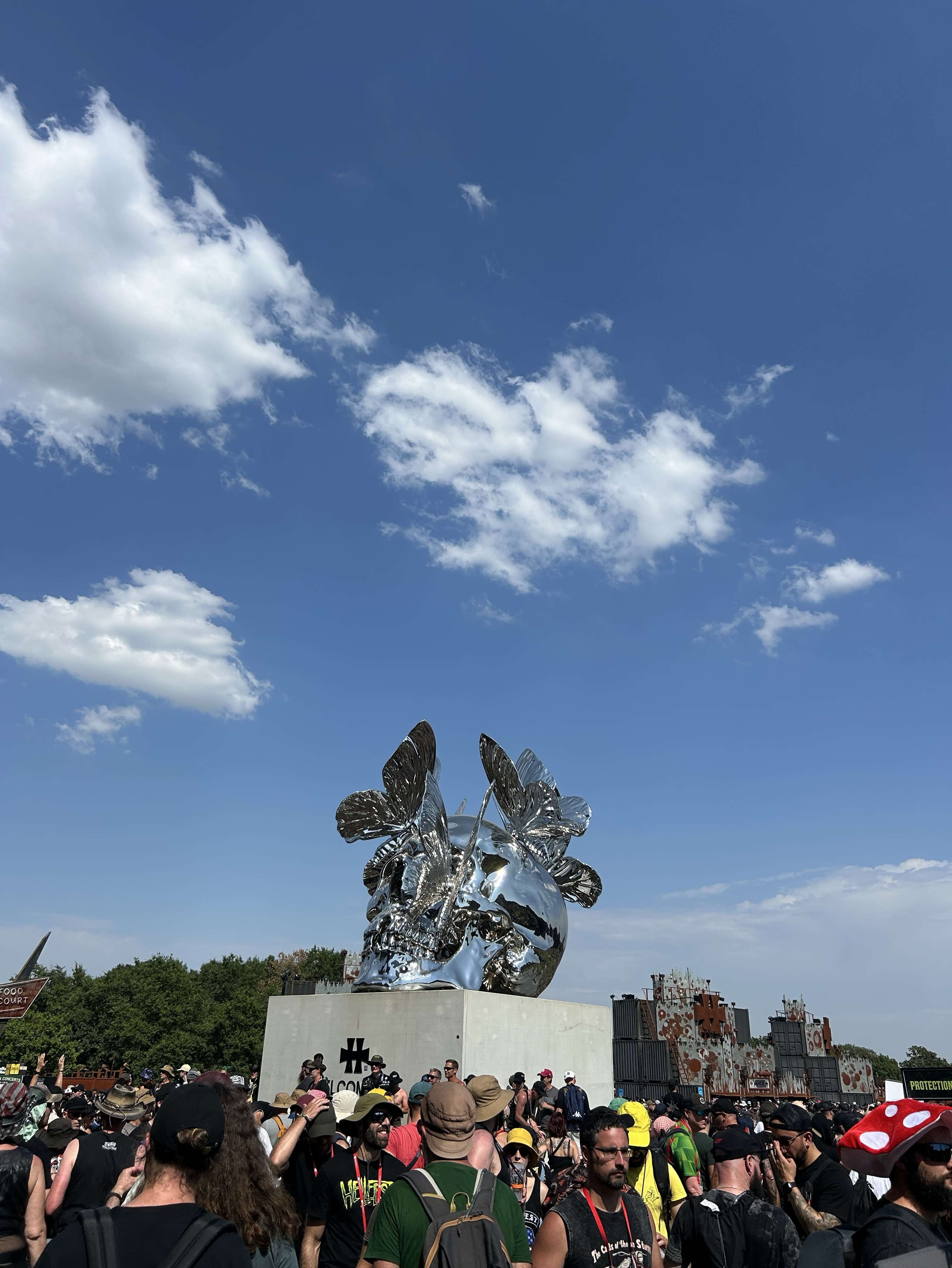 Photo 2 - Hier c’était ma 1ère journée au Hellfest, c’est indescriptible la sensation ! Je vie enfin mon rêve d’enfance 😍
C’est parti jusqu’à dimanche encore (je fais les 4 jours) 🤩🤘🏼