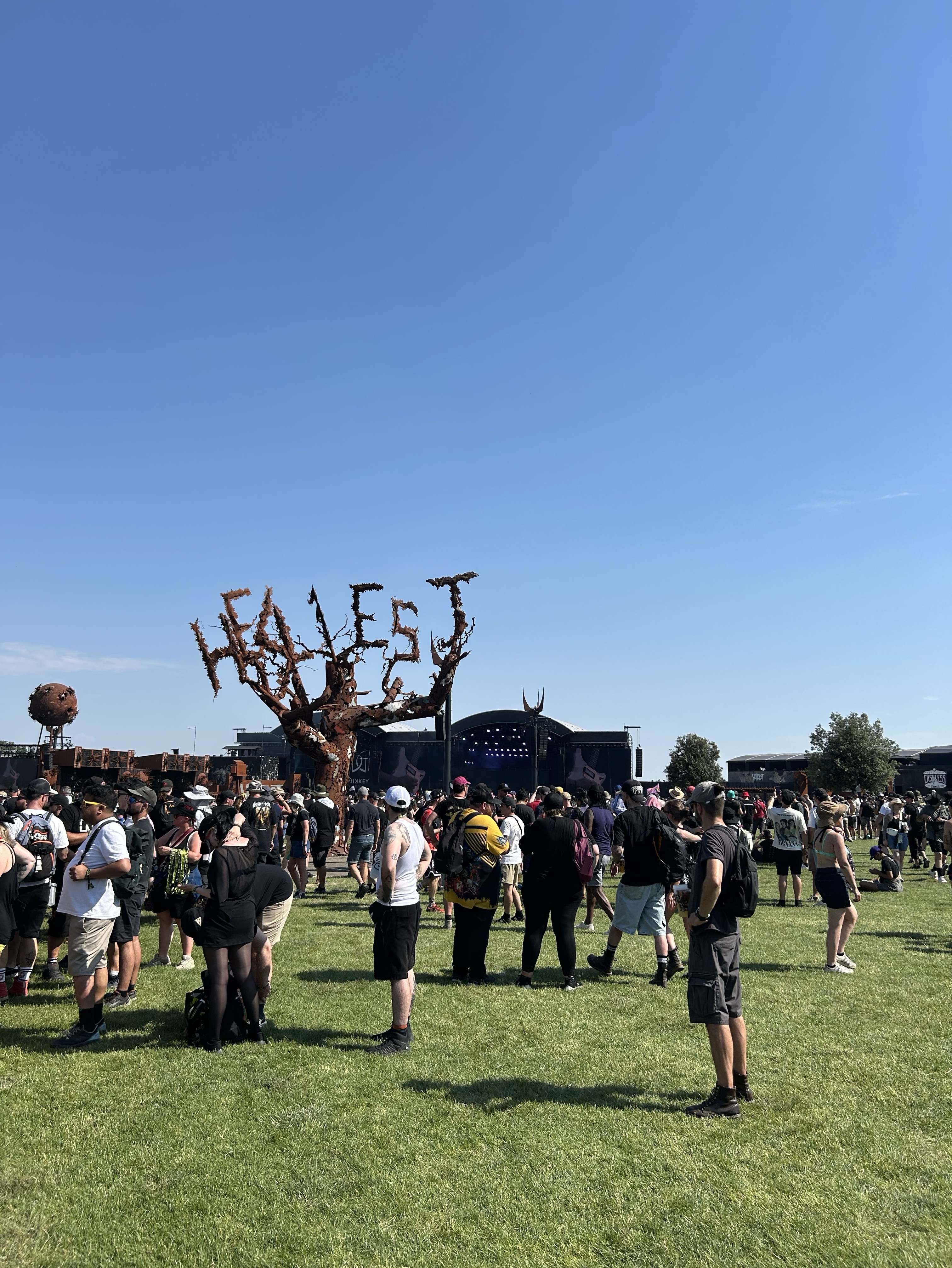 Photo 3 - Hier c’était ma 1ère journée au Hellfest, c’est indescriptible la sensation ! Je vie enfin mon rêve d’enfance 😍
C’est parti jusqu’à dimanche encore (je fais les 4 jours) 🤩🤘🏼