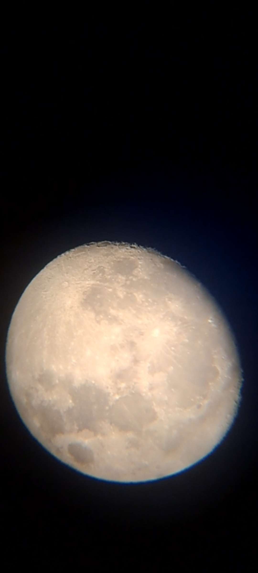 Photo 1 - Photo de la lune prise depuis mon telescope ,vous préférez la quelle la pleine Lune ou Le croissant de Lune ?
