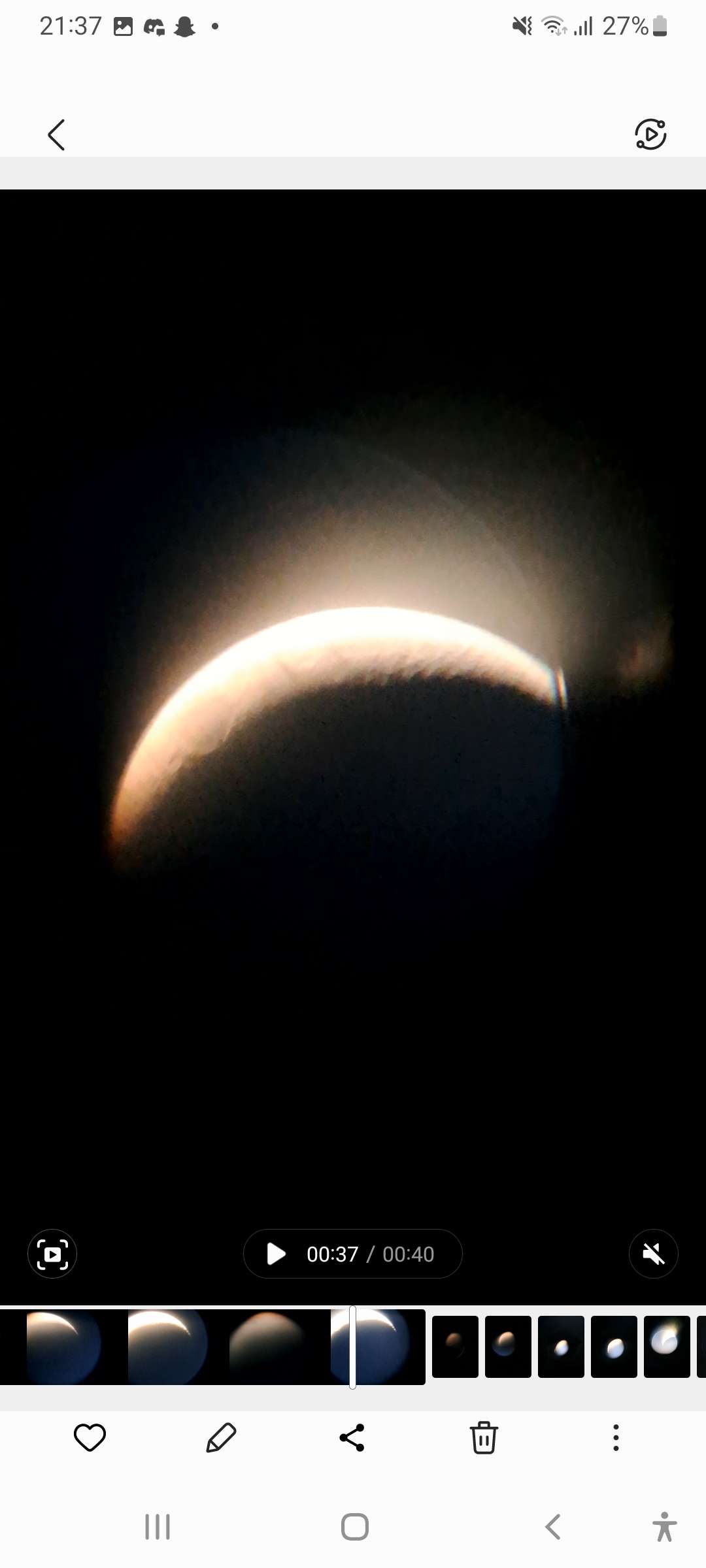 Photo 2 - Photo de la lune prise depuis mon telescope ,vous préférez la quelle la pleine Lune ou Le croissant de Lune ?