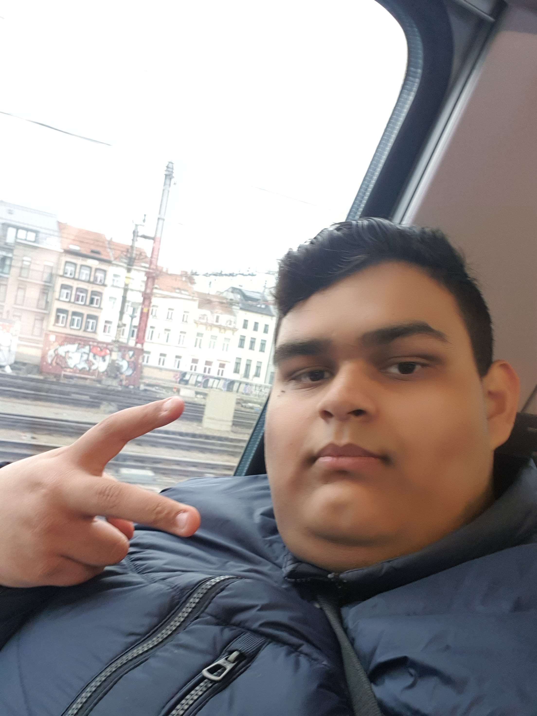 Je me appel kevin santiago je 16ans et Je cherche un amour un  fille qui vas me accepter comme je suis et  je suis fid&egrave;le je jou de la guitare je chante je suis belg et espagnol  mon r&ecirc;ve ce &ecirc;tre musicien et avoir un petit copine