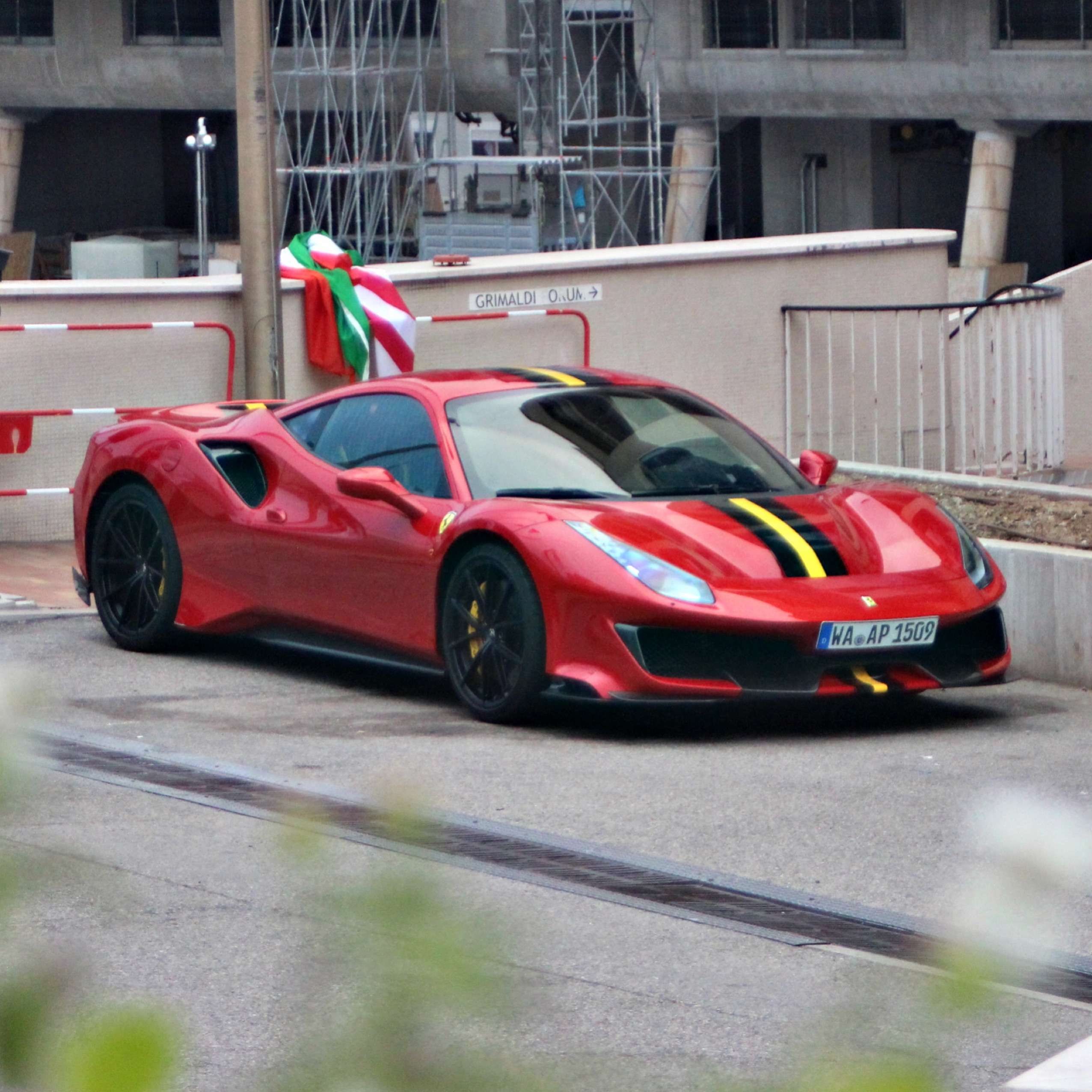 Pour les passionn&eacute;(e)s auto vous pr&eacute;f&eacute;rez quoi ?😁 

#voiture #automobile #ferrari #lamborghini #rencontres #photo graphie #choix #photo