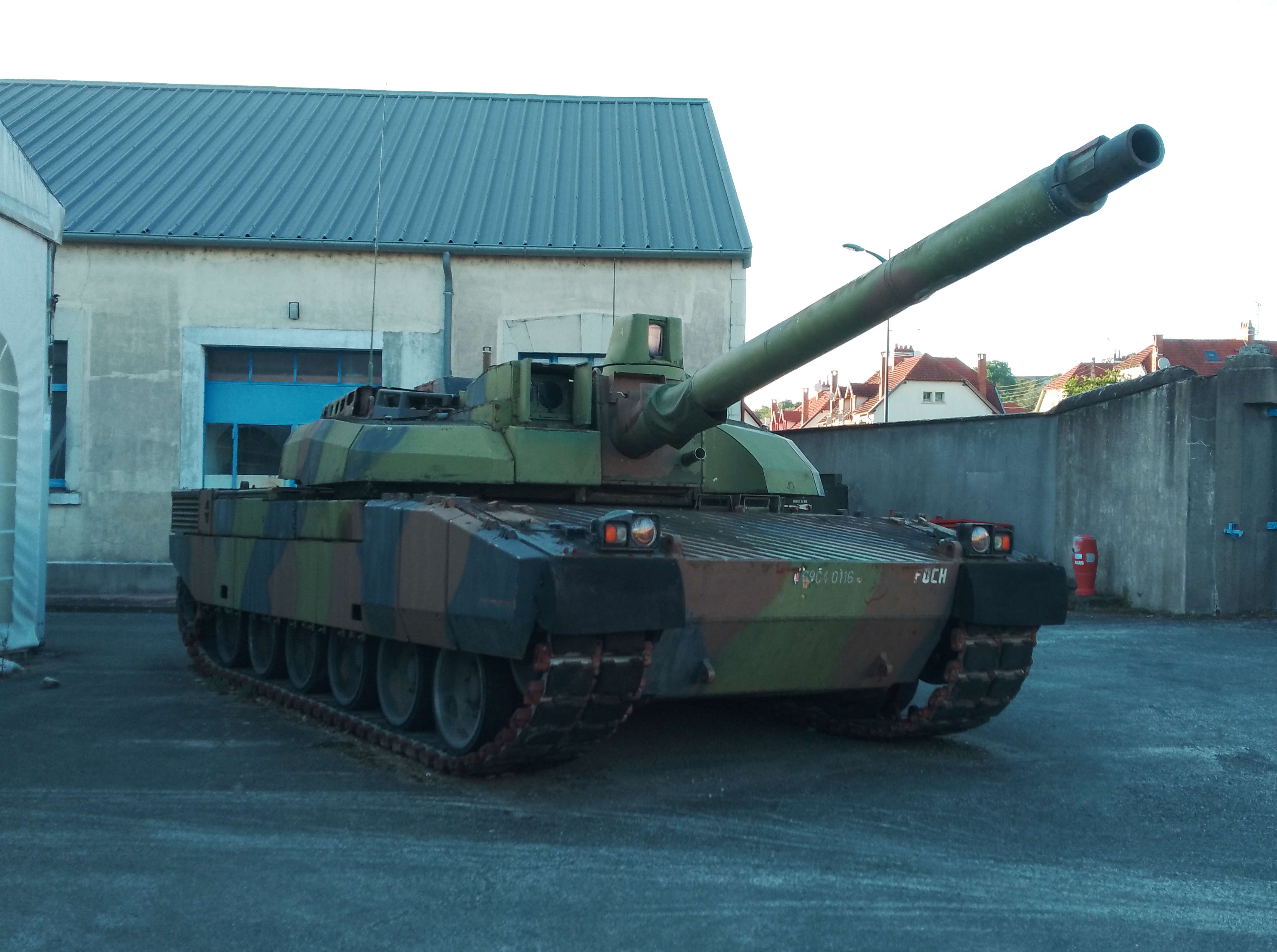 Quels chars pr&eacute;f&eacute;rez-vous ? (Leclerc T-2 &agrave; gauche ; AMX 50/120 surbaiss&eacute; et ARL 44 &agrave; droite)