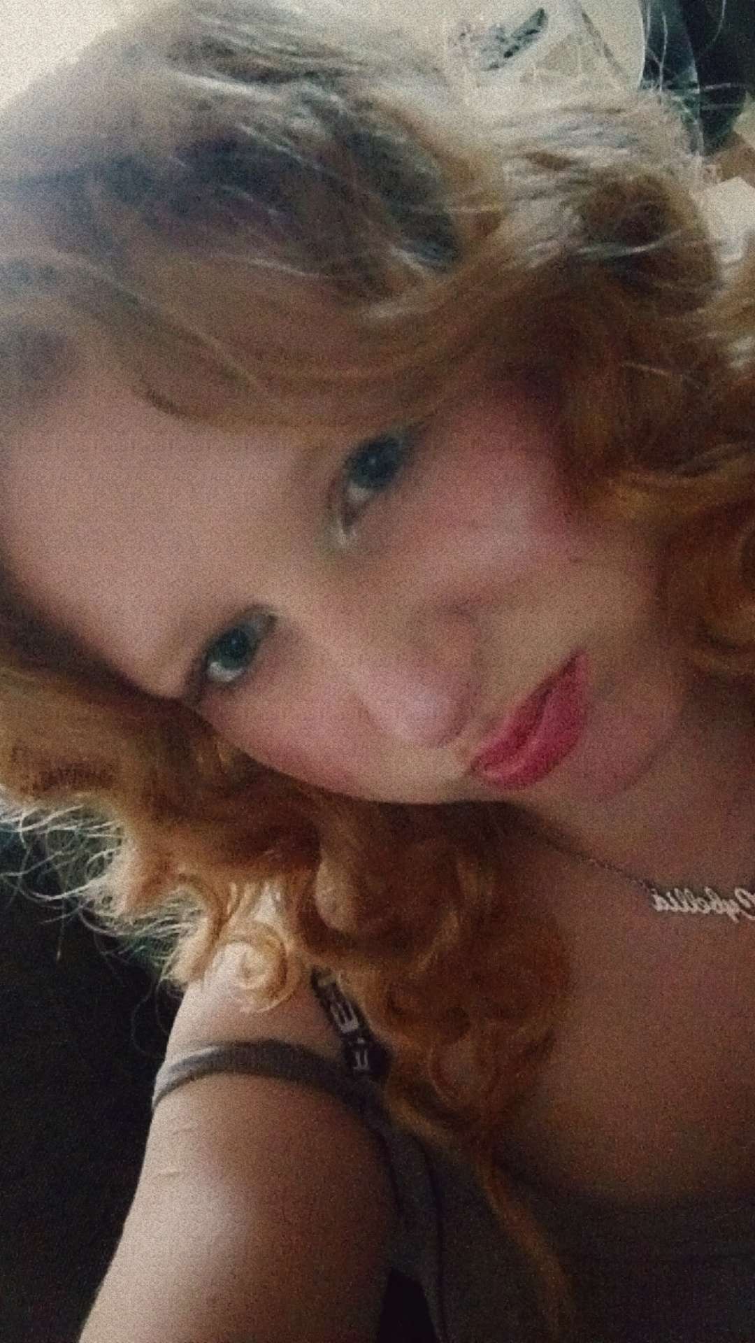 Vous me pr&eacute;f&eacute;rez quand j'ai les cheveux boucl&eacute;s ou liss&eacute; ?