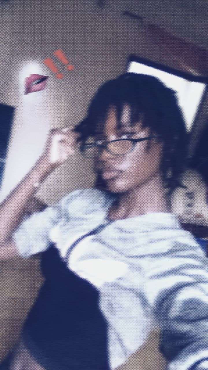 J'ai laiss&eacute; ma s&oelig;ur me coiffer dcp je suis pass&eacute; de &ccedil;a &agrave; &ccedil;a puis &ccedil;a 🤣🤣🤣 mes tresses 😭😭😭