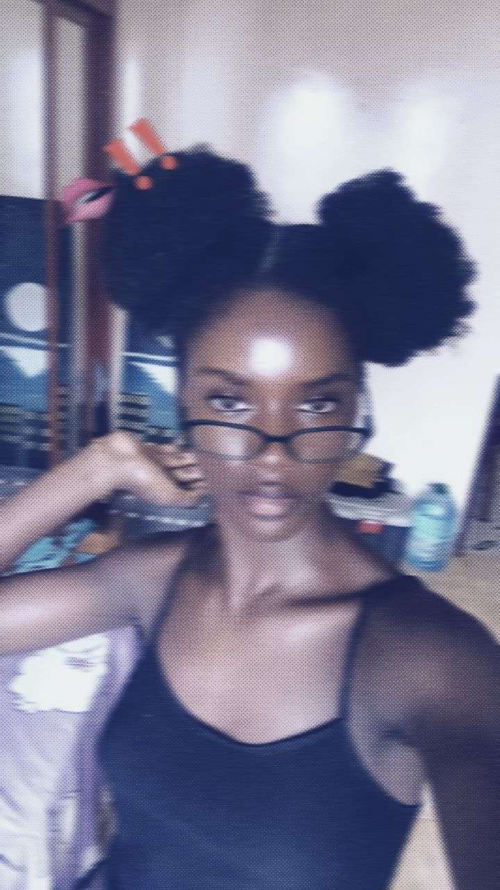 Photo 2 - J'ai laissé ma sœur me coiffer dcp je suis passé de ça à ça puis ça 🤣🤣🤣 mes tresses 😭😭😭