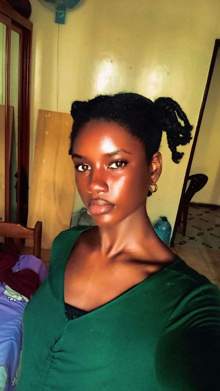 Photo 3 - J'ai laissé ma sœur me coiffer dcp je suis passé de ça à ça puis ça 🤣🤣🤣 mes tresses 😭😭😭