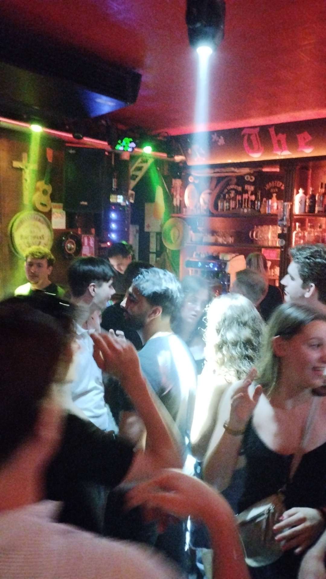 Photo 2 - Vous préférez vous posez avec quelqu'un que vous aimez sous les etoiles ou aller en boîtes avec des amis ? #sondage #vacances #fête