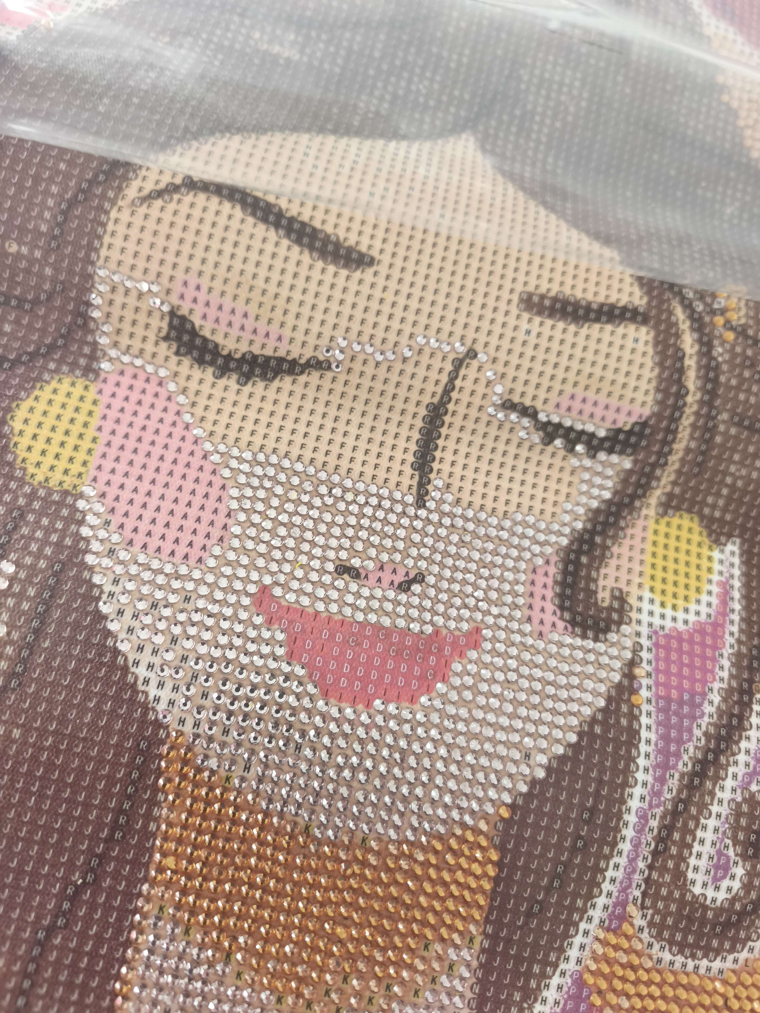 Esque vous quand vous faites du diamant painting vous faite aussi des d&eacute;limitation ou vous laisser tout libre ? ( Vot&eacute; la photo ou ya le visage si vous faite des d&eacute;limitation et vot&eacute; la photo ou ya que le fond pour dire que vous faite sans d&eacute;limitation)