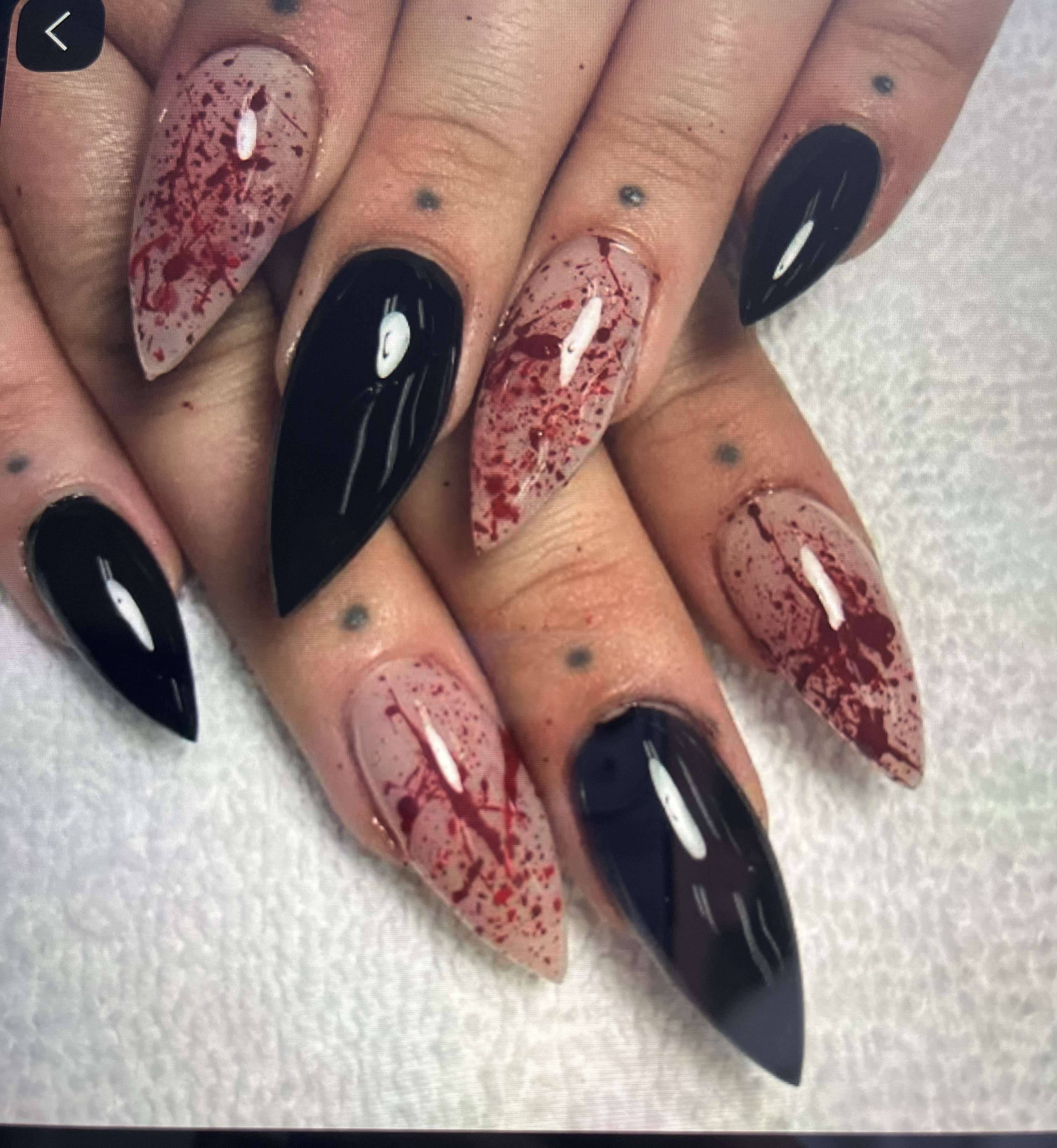 Photo 1 - Avis je sais pas si je gardes mes ongles ou si je refais comme la deuxième photos (sans les ongles noirs) pour Halloween