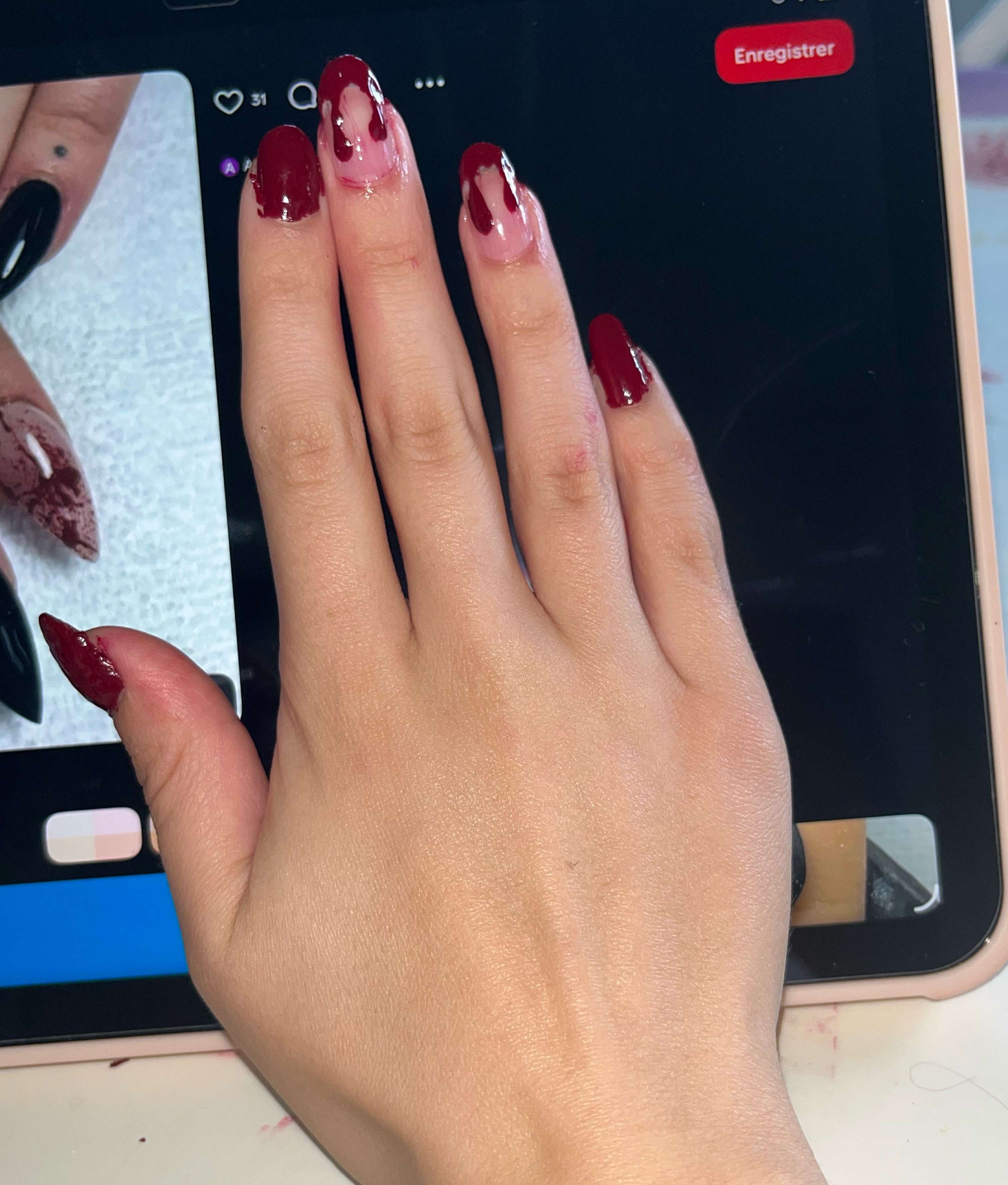 Photo 2 - Avis je sais pas si je gardes mes ongles ou si je refais comme la deuxième photos (sans les ongles noirs) pour Halloween