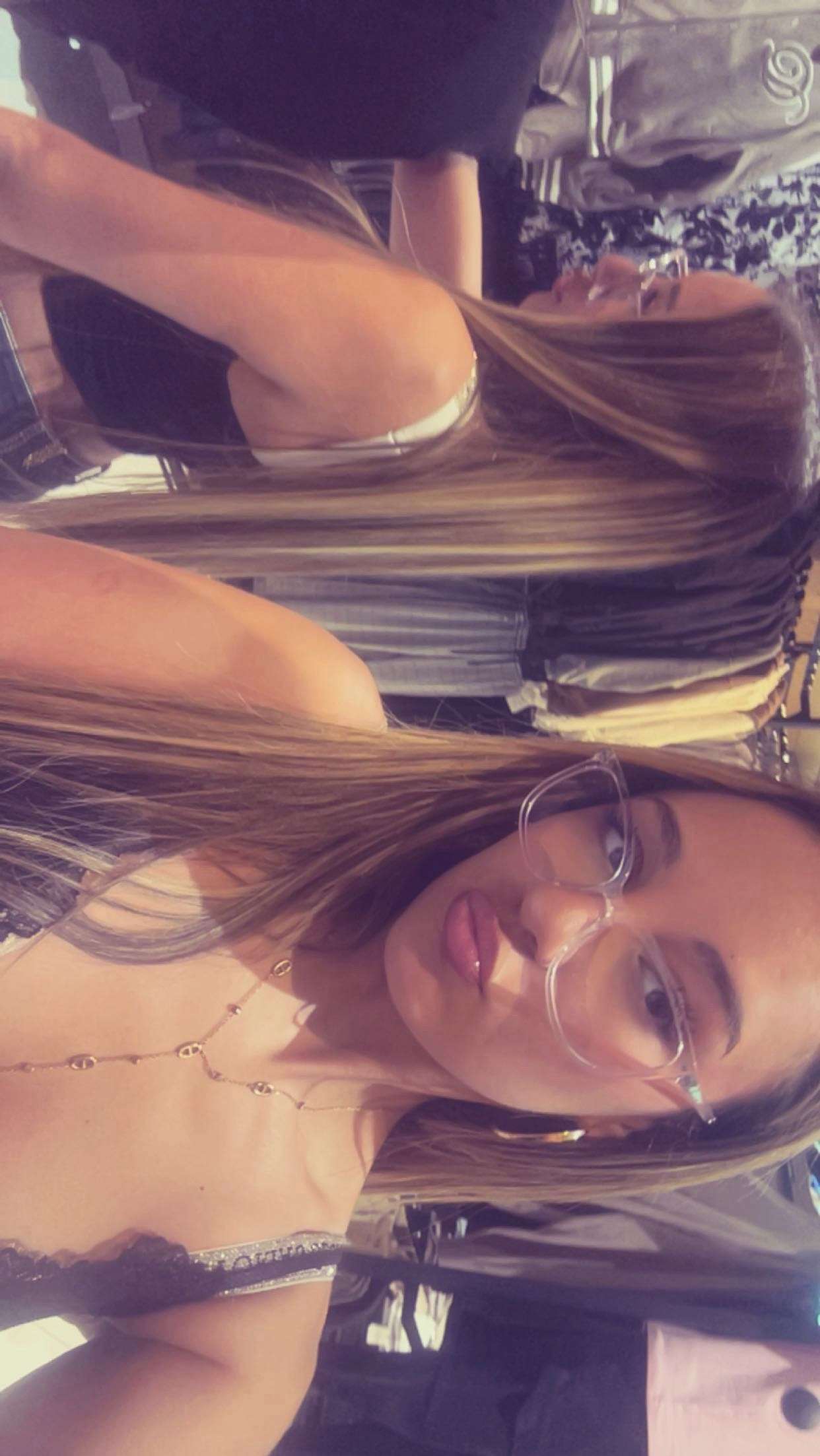 Photo 2 - Est ce que je pars sur du noir ? Jetait brune de base j’ai fait un balayage blond mais je veux changer ! Un carré ou je les laisse long ?