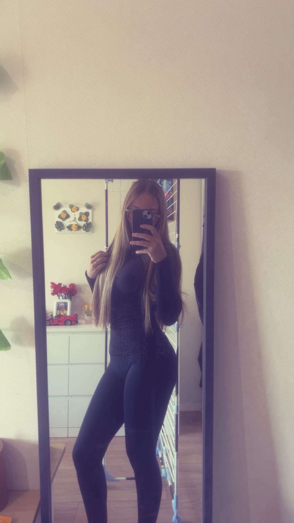Photo 3 - Est ce que je pars sur du noir ? Jetait brune de base j’ai fait un balayage blond mais je veux changer ! Un carré ou je les laisse long ?