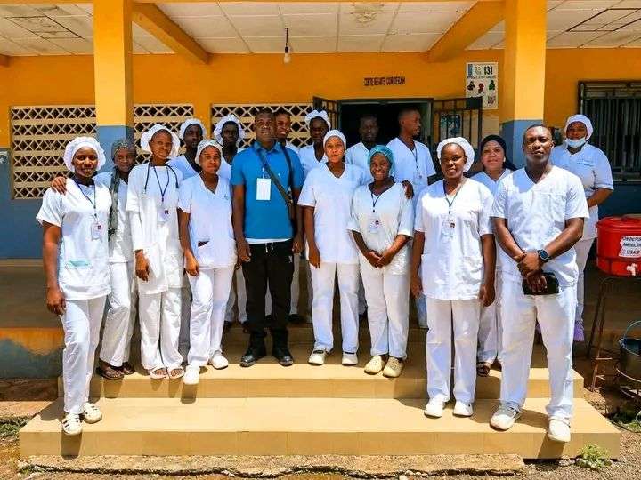 Photo 1 - Fin des épreuves pratiques de l'examen de sortie. Nos candidats répartis dans les différentes structures sanitaires de la ville de Boké ont brillamment démontré leurs compétences pratiques devant les évaluateurs et superviseurs venus de l'IRETP.  
BONNE CHANCE POUR LA SUITE ! #paris #chaleur #célibataire #sondashoot