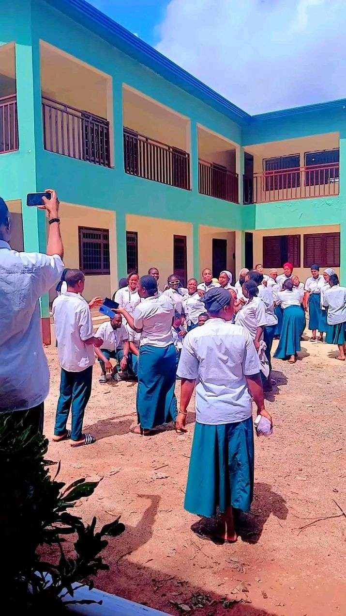 Photo 3 - Fin des épreuves pratiques de l'examen de sortie. Nos candidats répartis dans les différentes structures sanitaires de la ville de Boké ont brillamment démontré leurs compétences pratiques devant les évaluateurs et superviseurs venus de l'IRETP.  
BONNE CHANCE POUR LA SUITE ! #paris #chaleur #célibataire #sondashoot