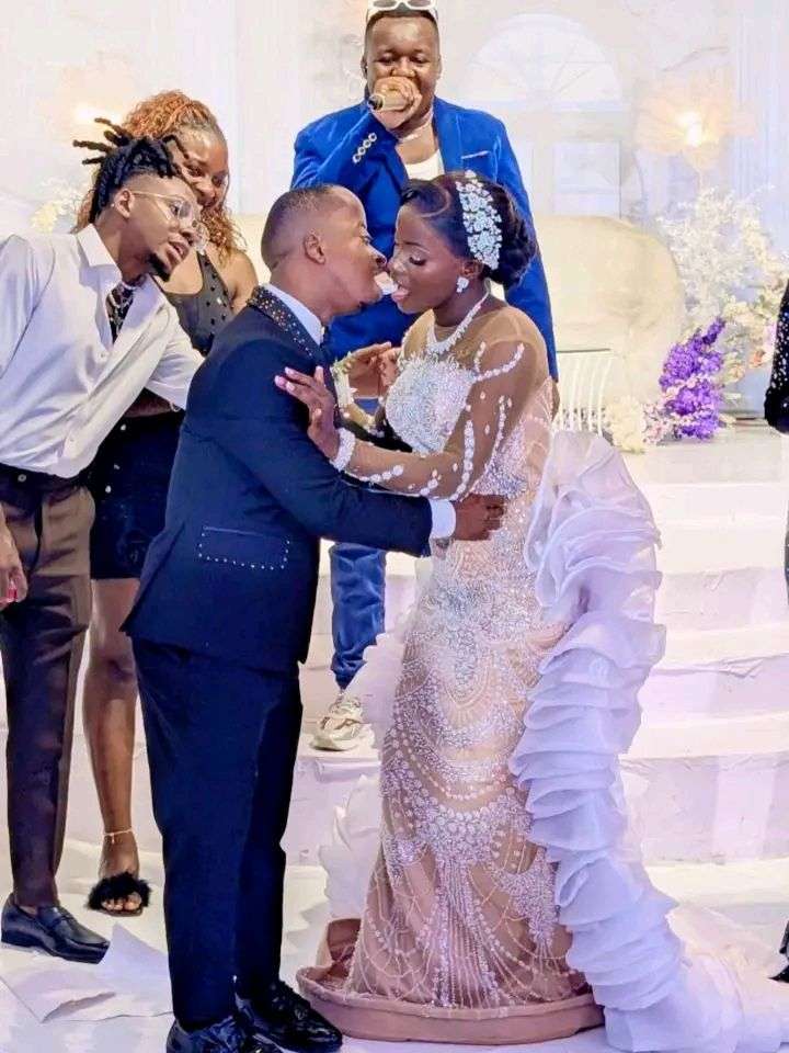 L'amour existe-t-il vraiment de nos jours ? ❤️

En tout cas, ce com&eacute;dien tanzanien 🇹🇿 a trouv&eacute; une femme 👩 pr&ecirc;te &agrave; passer le reste de sa vie &agrave; ses c&ocirc;t&eacute;s. Ils sont d&eacute;sormais officiellement mari et femme. F&eacute;licitations &agrave; eux ! 💍🥰👏 #profil #montre #bonnenuit #chaleur #chat