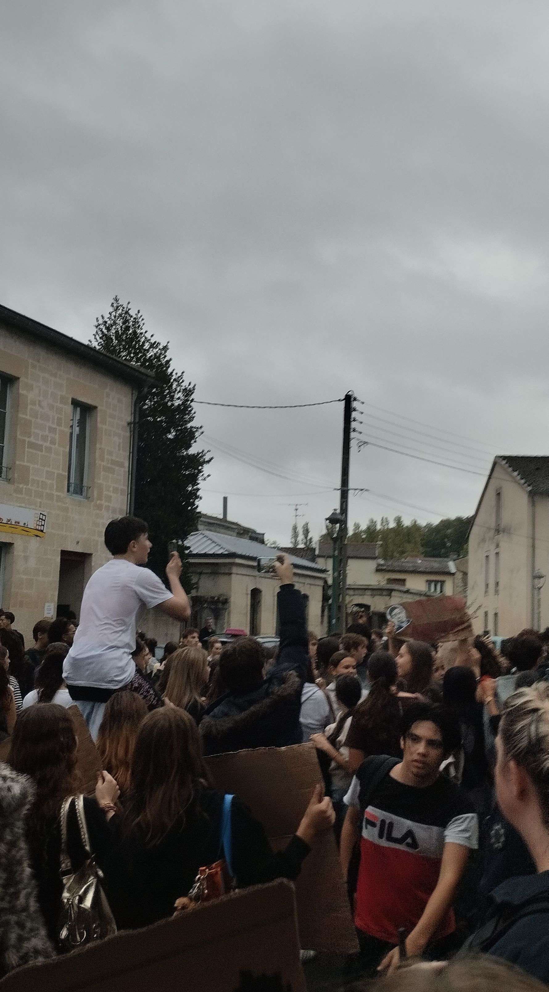Photo 2 - Blocus + Manif dans mon lycée 
O CASSE juste une marche pacifiste,  le maire nous a féliciter 
Courage et soutiens a tout les autres lycées ✊️