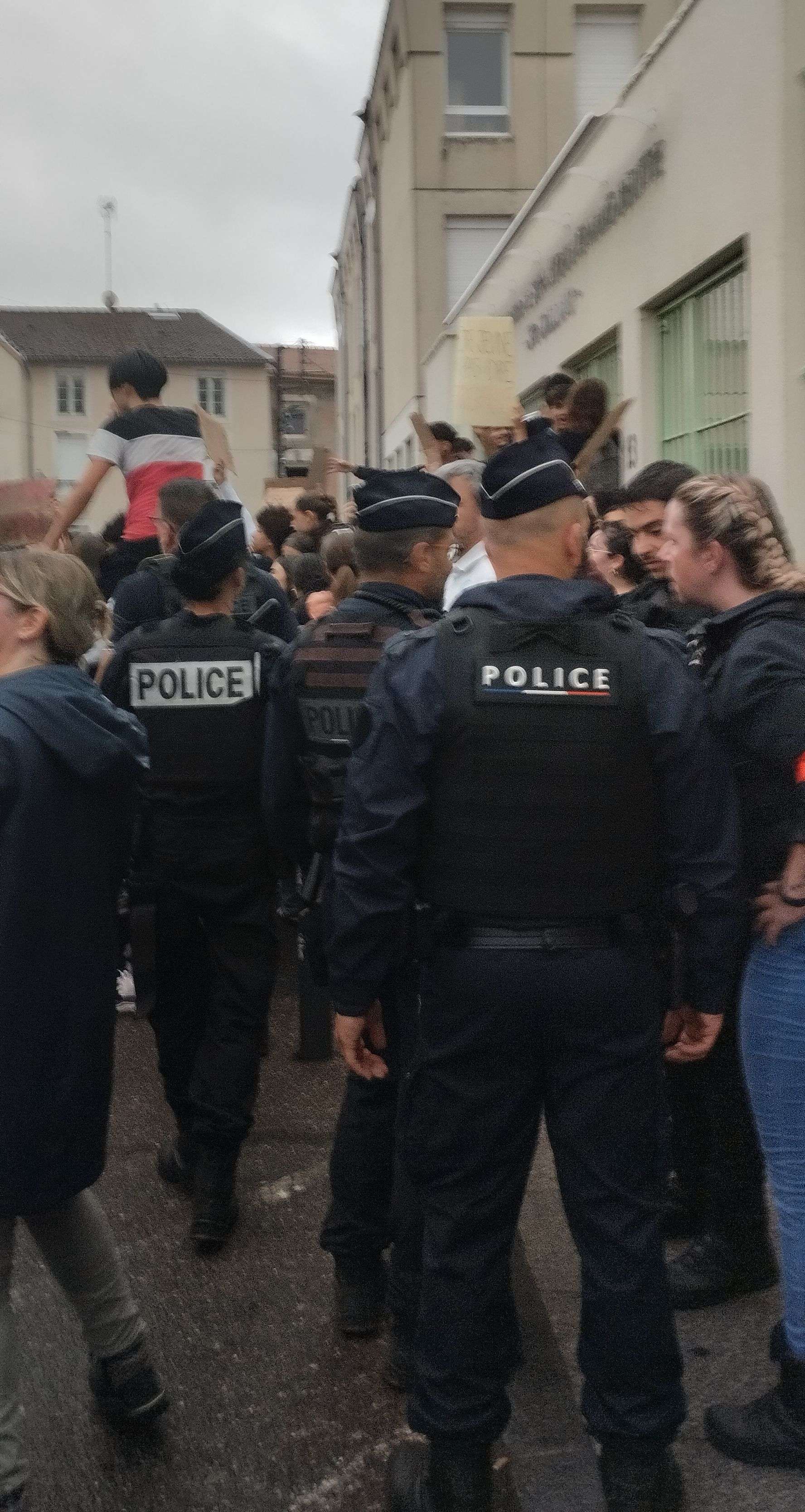 Photo 3 - Blocus + Manif dans mon lycée 
O CASSE juste une marche pacifiste,  le maire nous a féliciter 
Courage et soutiens a tout les autres lycées ✊️
