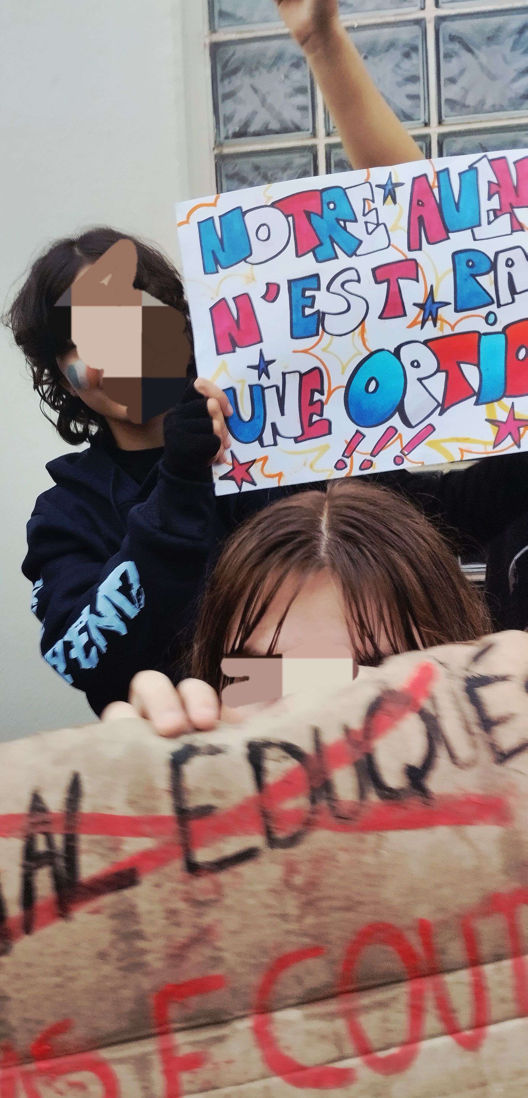 Photo 4 - Blocus + Manif dans mon lycée 
O CASSE juste une marche pacifiste,  le maire nous a féliciter 
Courage et soutiens a tout les autres lycées ✊️