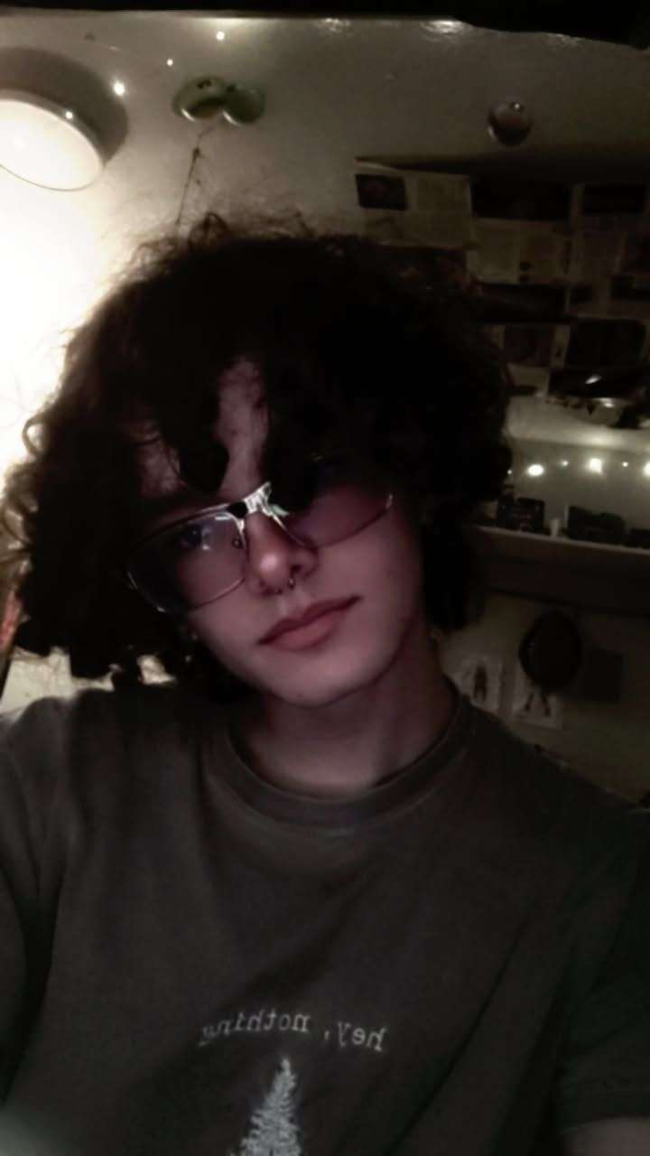 Photo 2 - Which one is pretty, also hmu to get my snap 🤭