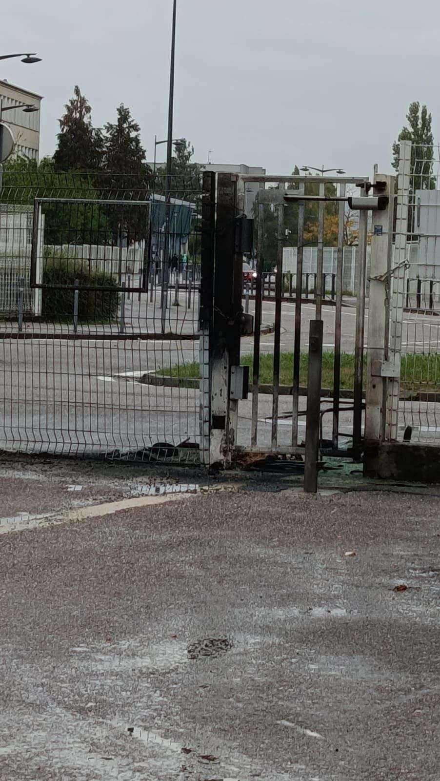 Photo 2 - Je suis en BTS dans un lycée et on commence à reprendre les cours et y a des casseurs qui ont cramé le portail, même pas un blocus juste des casseurs 
Y a que moi je trouve ça hallucinant ? #manifestations #feu #casseurs #nancy #lycees