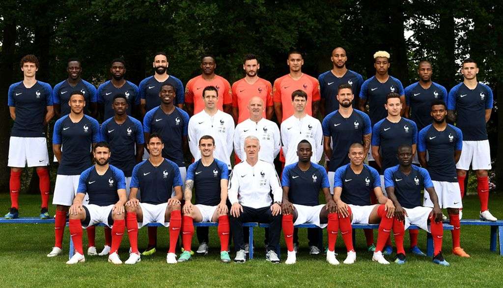 Photo 2 - Vous préférez quelle équipe de France?

1) Équipe de France 1998
2) Équipe de France 2018
