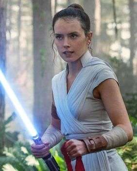 Photo 2 - Ça aurait ete de plus faire ?

1) Une saga avec les descendants de Anakin et Luke des livres, Kol et Cade Skywalker contre Dark Kryat

2)  Ou préfère la saga avec Rey
