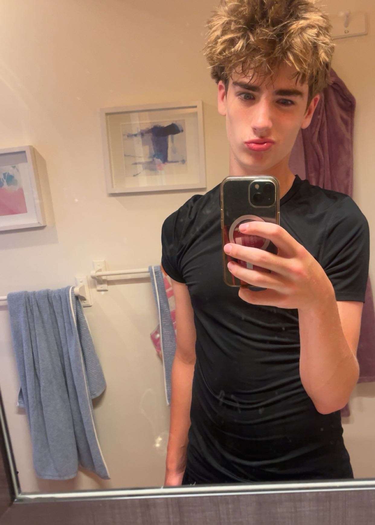 Photo 1 - anyone wanna be friends ??