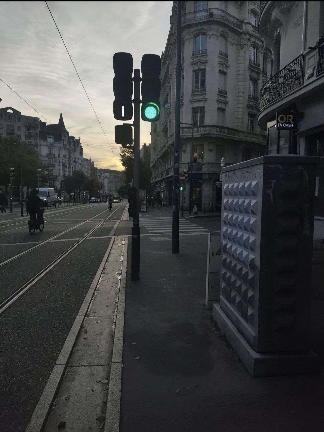 Photo 4 - 🏙️ PHASE 1 — CONCOURS URBAIN 🏙️

Votez pour votre photo préférée 
Les 2 photos avec le plus de votes passeront à la phase suivante