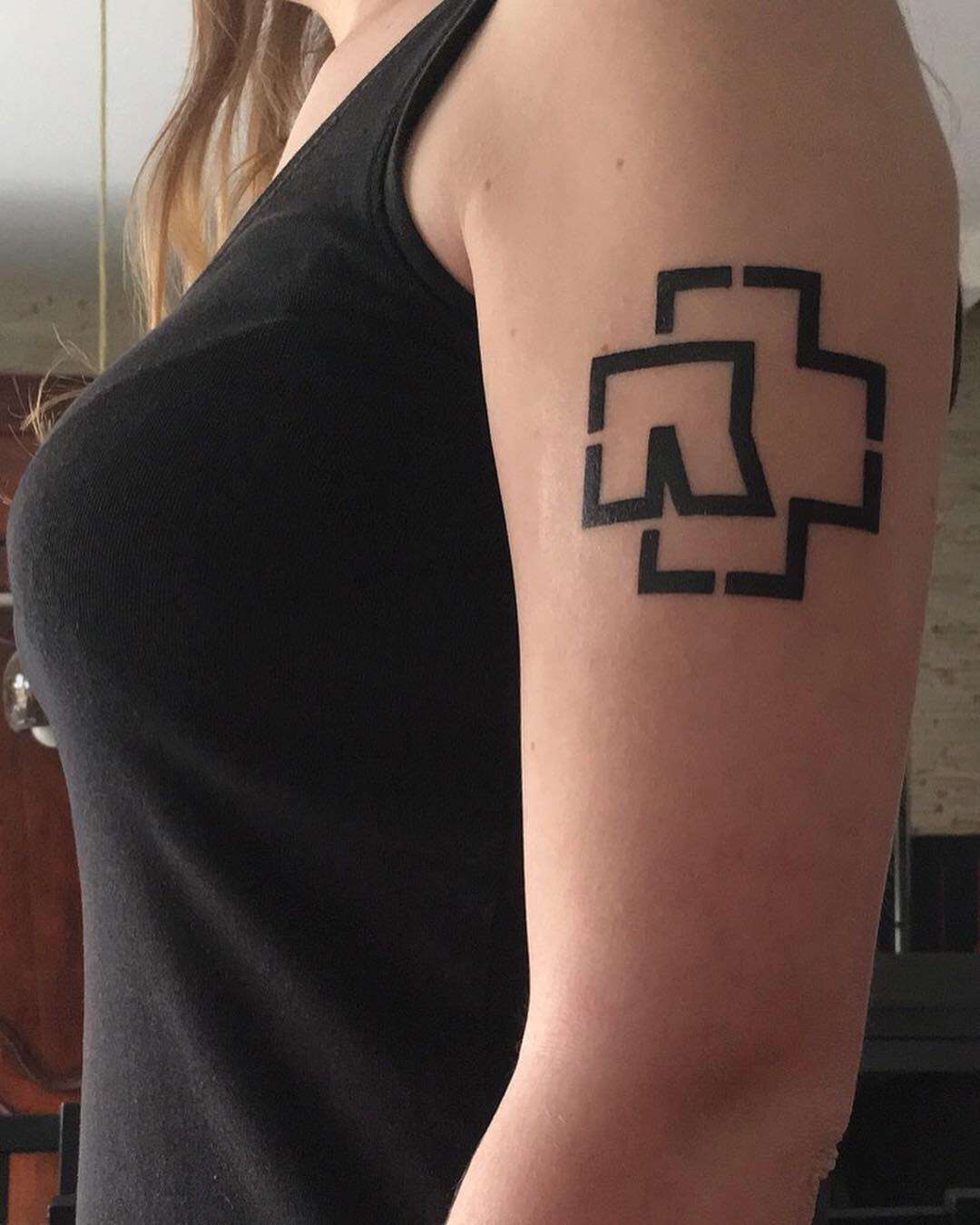 Aujourd&rsquo;hui &ccedil;a fait d&eacute;j&agrave; 6 ans que j&rsquo;ai fait mon 1er tatouage : le logo du groupe de musique Rammstein 🤘🏼
Actuellement je suis &agrave; 9 tatouages 🥰