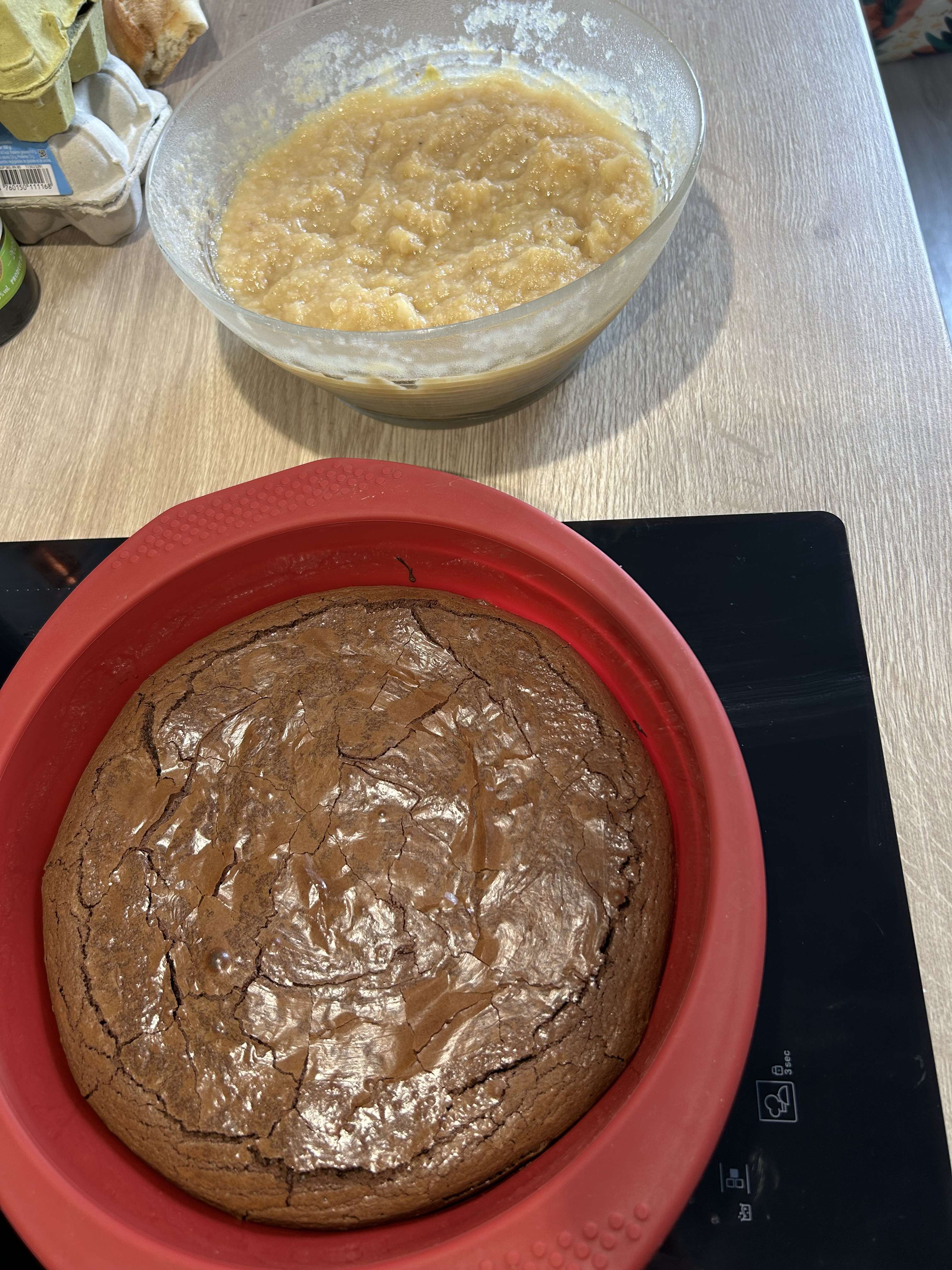J&rsquo;ai &eacute;t&eacute; cuisini&egrave;re aujourd&rsquo;hui (pas du tout mon cas &agrave; la base) : compote pomme-poire maison et g&acirc;teau au chocolat