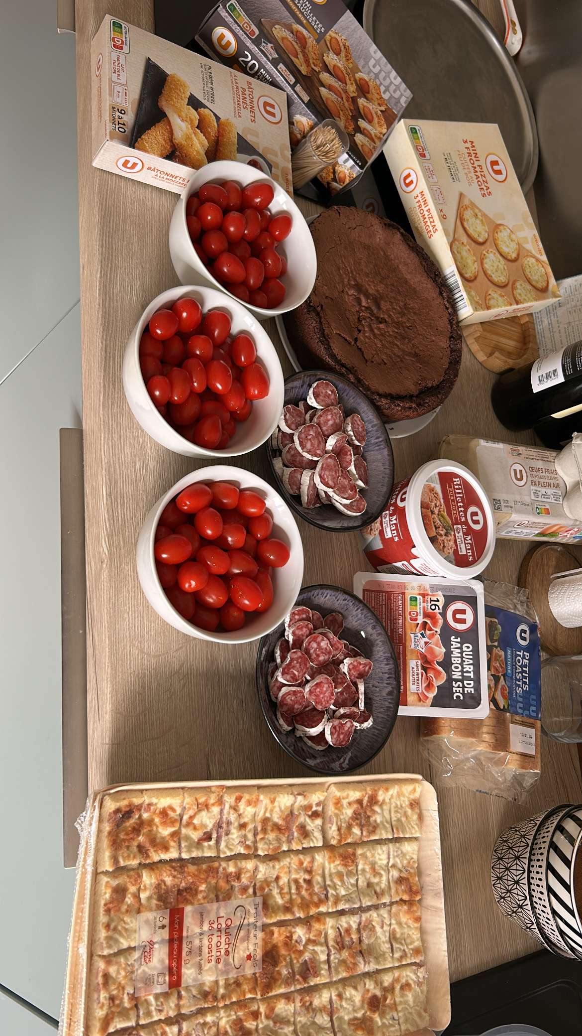 Aujourd&rsquo;hui c&rsquo;est l&rsquo;anniversaire de mon homme, il a 25 ans 🥳
Je lui pr&eacute;pare une bonne soir&eacute;e pour faire la f&ecirc;te ce soir 🥳🥰

Pour le repas de ce soir : tout &ccedil;a + cakes / cr&egrave;me anglaise maison / meringues fait par ma m&egrave;re + tarte aux pommes maison fait par son grand-p&egrave;re