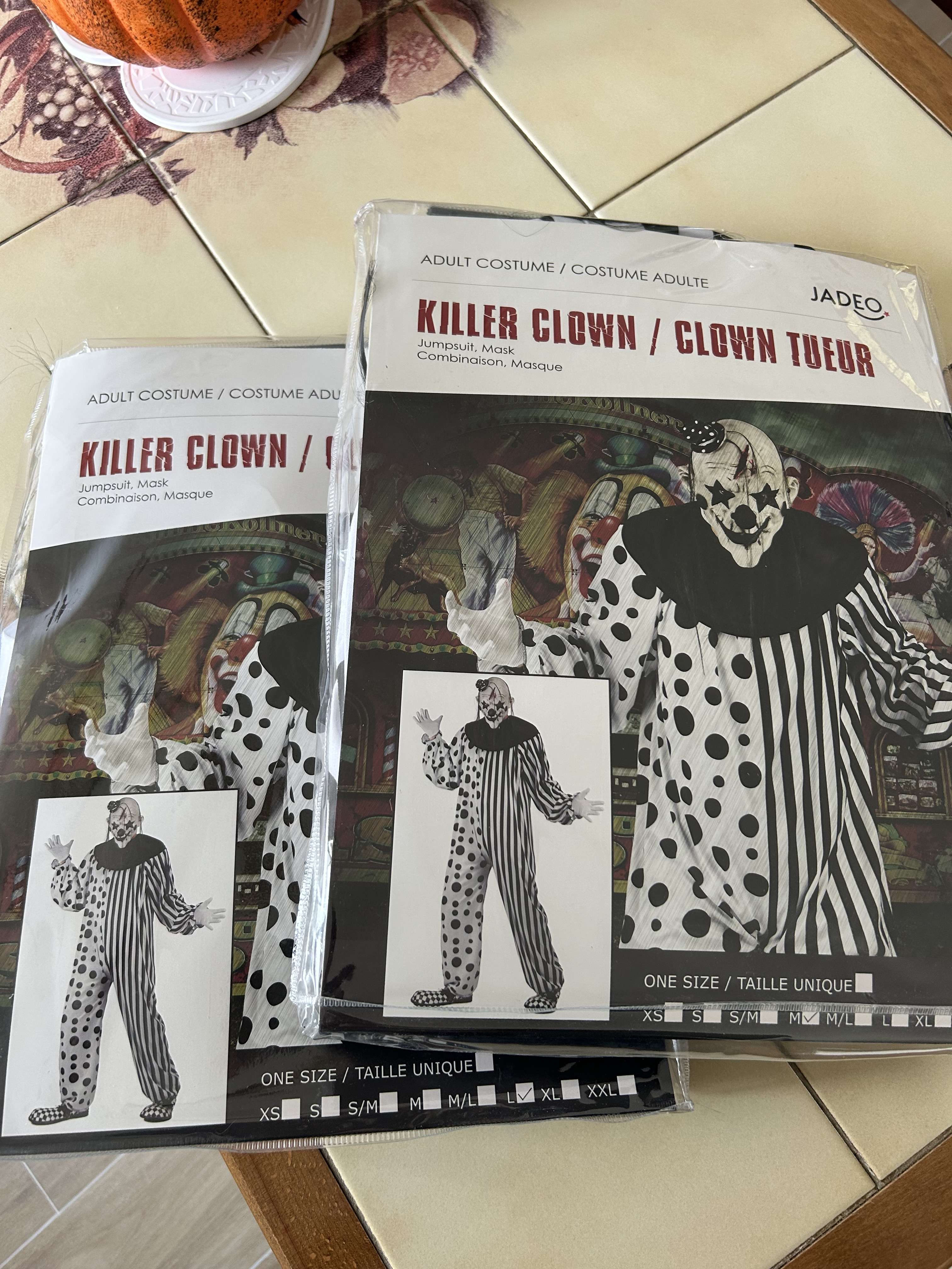 On a re&ccedil;u nos d&eacute;guisements d&rsquo;Halloween de clowns tueurs pour demain soir pour le bal des pompiers (avec concours de d&eacute;guisements) 🤩
Nos maquillages seront fait par une connaissance, ce sera mieux que le masque
J&rsquo;ai si h&acirc;te 🤩😍