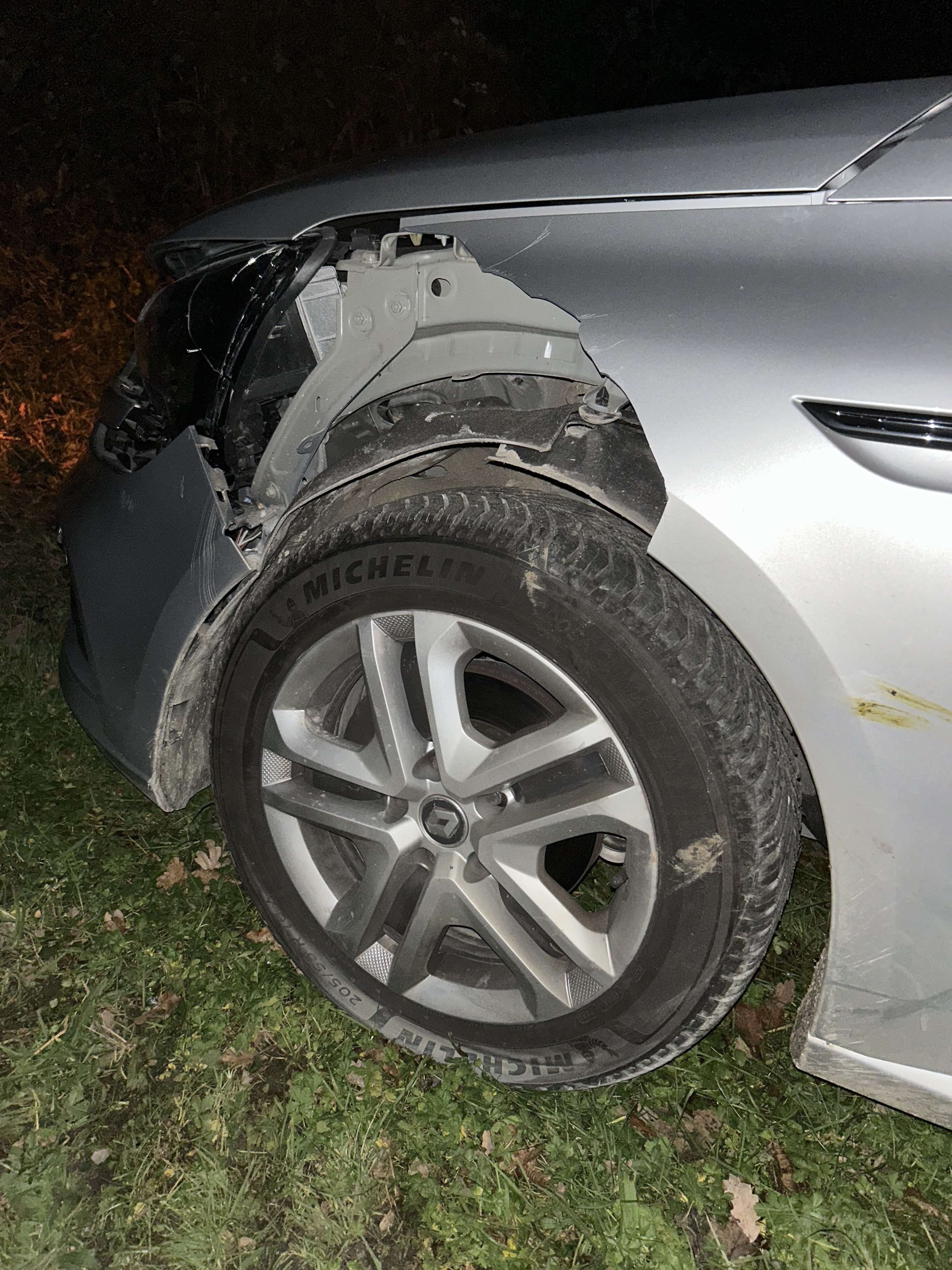 Je viens d&rsquo;appeler ma m&egrave;re pour lui dire que j&rsquo;avais eu un accident de la route lundi soir  : elle m&rsquo;a dit qu&rsquo;il fallait que j&rsquo;arr&ecirc;te de vouloir faire des nouveaux styles de voitures. 
Qu&rsquo;&agrave;pr&egrave;s la voiture en bois j&rsquo;avais fait la voiture d&eacute;capotable de roue et est d&eacute;&ccedil;ue que le chevreuil n&rsquo;&eacute;tait plus sur place 😂