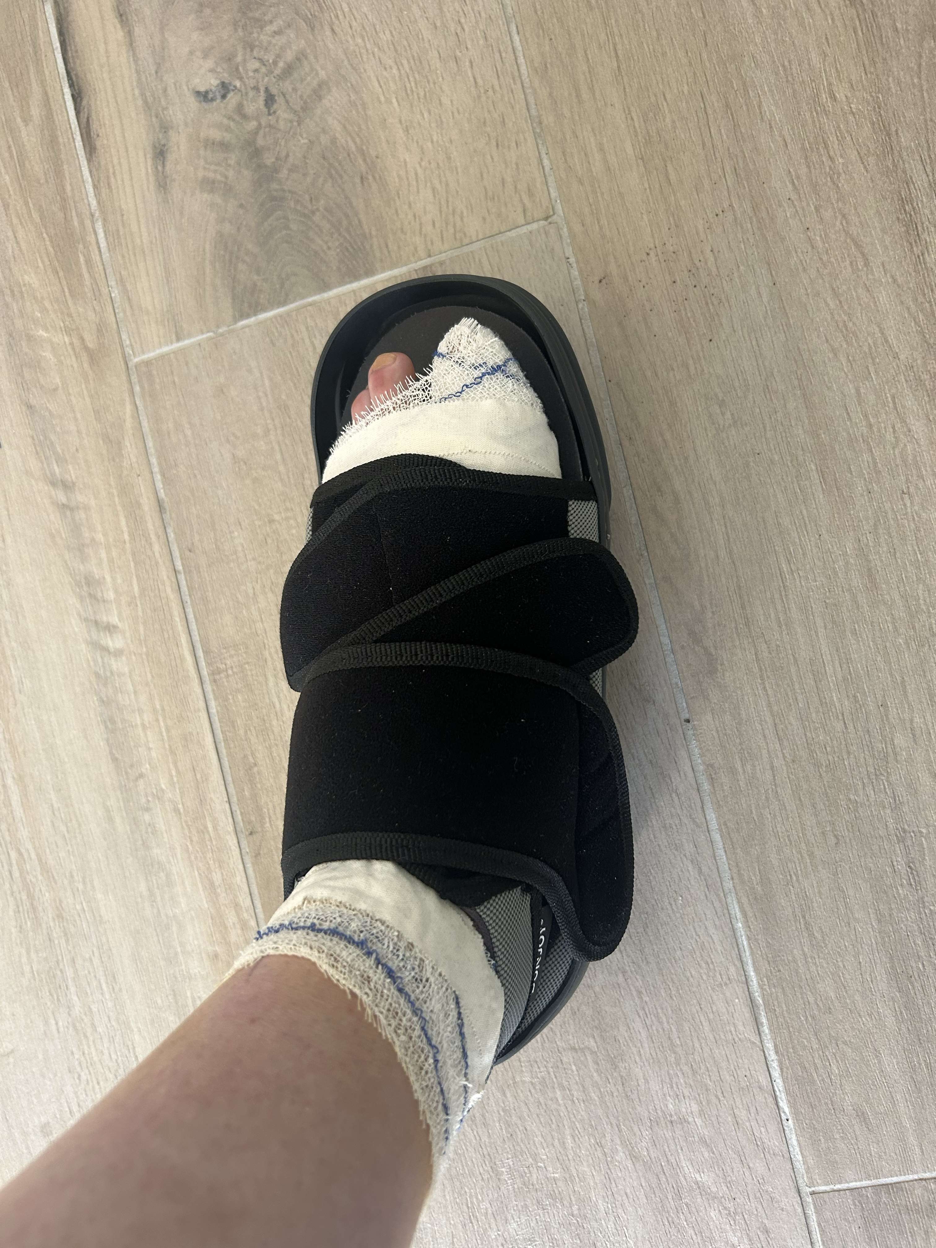 Hier l&rsquo;infirmier de l&rsquo;h&ocirc;pital et l&rsquo;an&eacute;sth&eacute;siste me disent que c&rsquo;est rare un kyste sur le doigt de pied et l&agrave; ce matin l&rsquo;infirmier qui vient &agrave; la maison qui me dit qu&rsquo;il n&rsquo;avait jamais connu &ccedil;a. Faut toujours que j&rsquo;ai des trucs improbables 🤦🏼&zwj;♀️😂