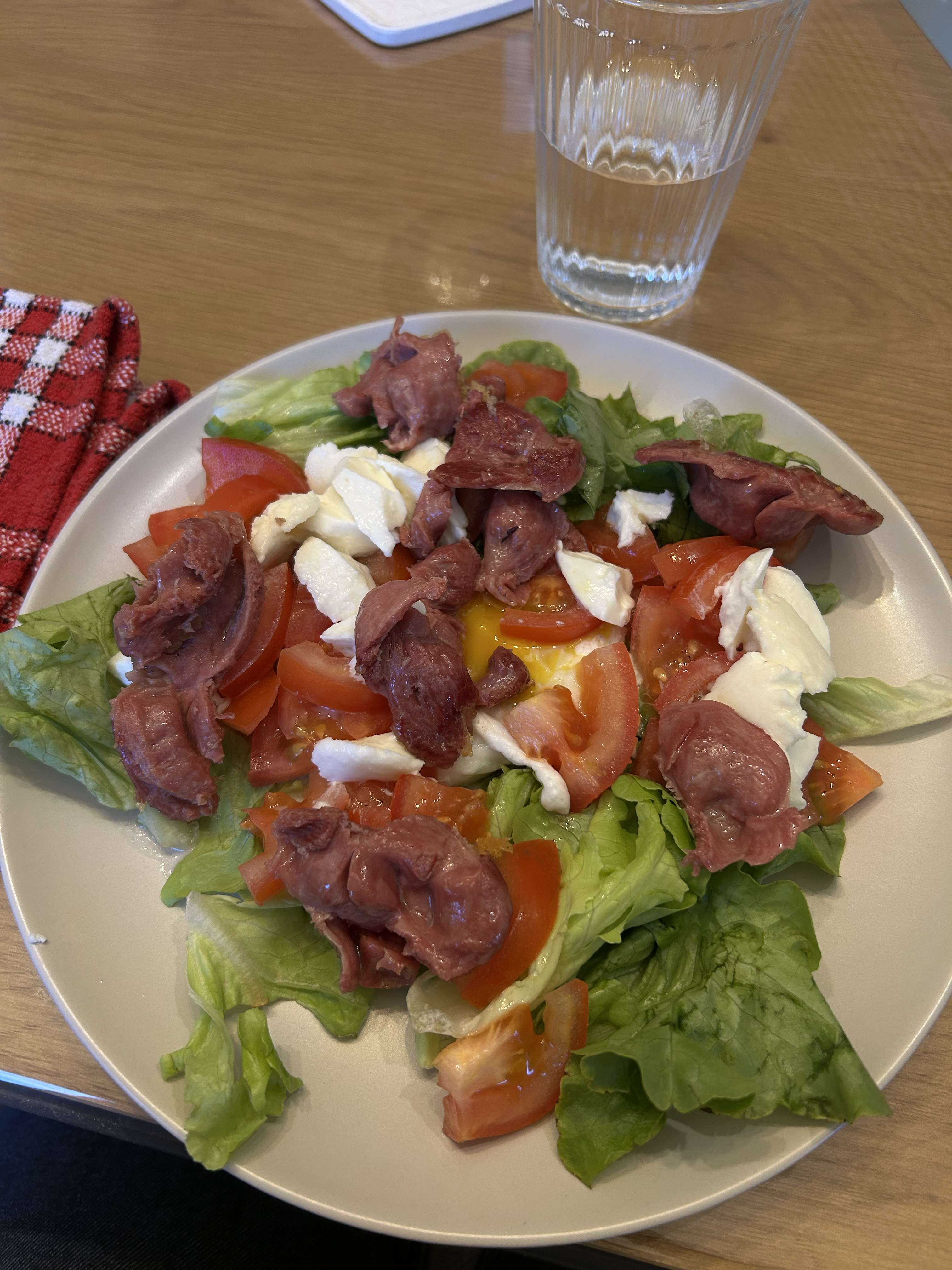 Repas du soir bien bon : salade avec g&eacute;sier de canard, tomates, mozzarella, oeuf sur le plat 👌🏼