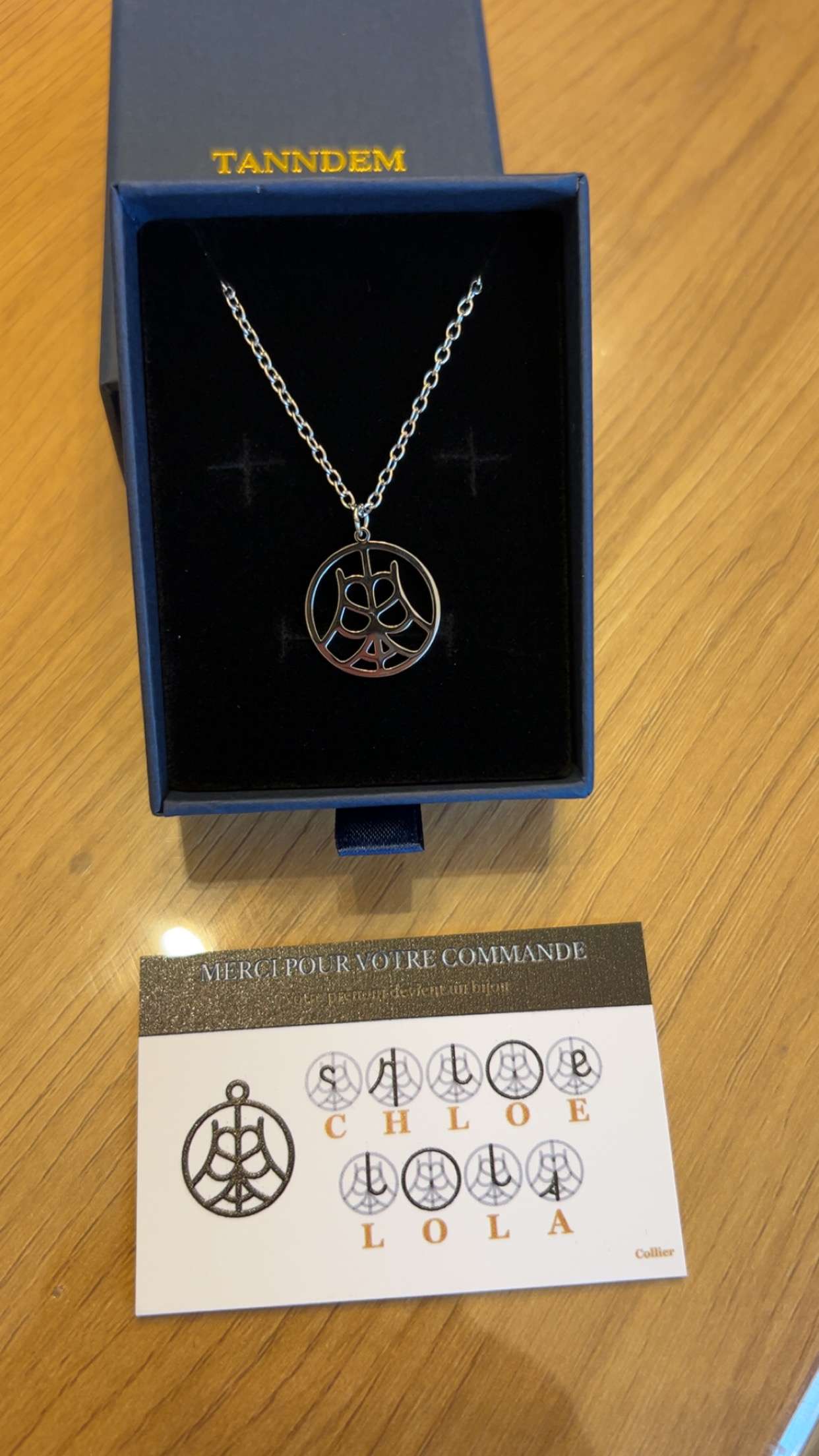 J&rsquo;ai enfin re&ccedil;u le cadeau pour la f&ecirc;te des m&egrave;res (avec presque 1 semaine de retard😅)
Je vais aller la voir demain soir apr&egrave;s le travail pour lui offrir 🥰