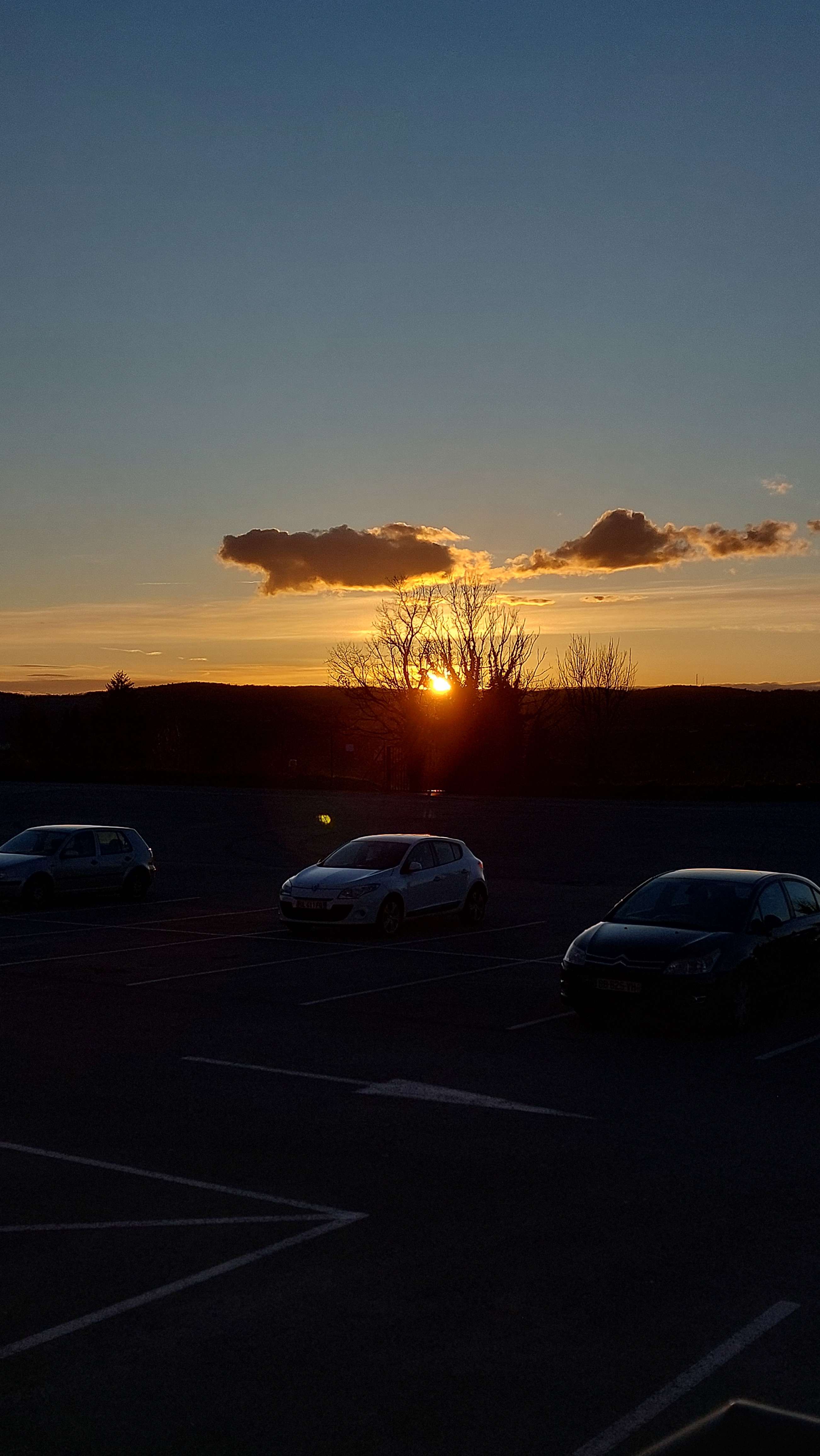 On a eu une belle vue de coucher de soleil au boulot vu qu'on est en hauteur dommage qu'on soit au travail, hier je suis sorti pile au bon moment