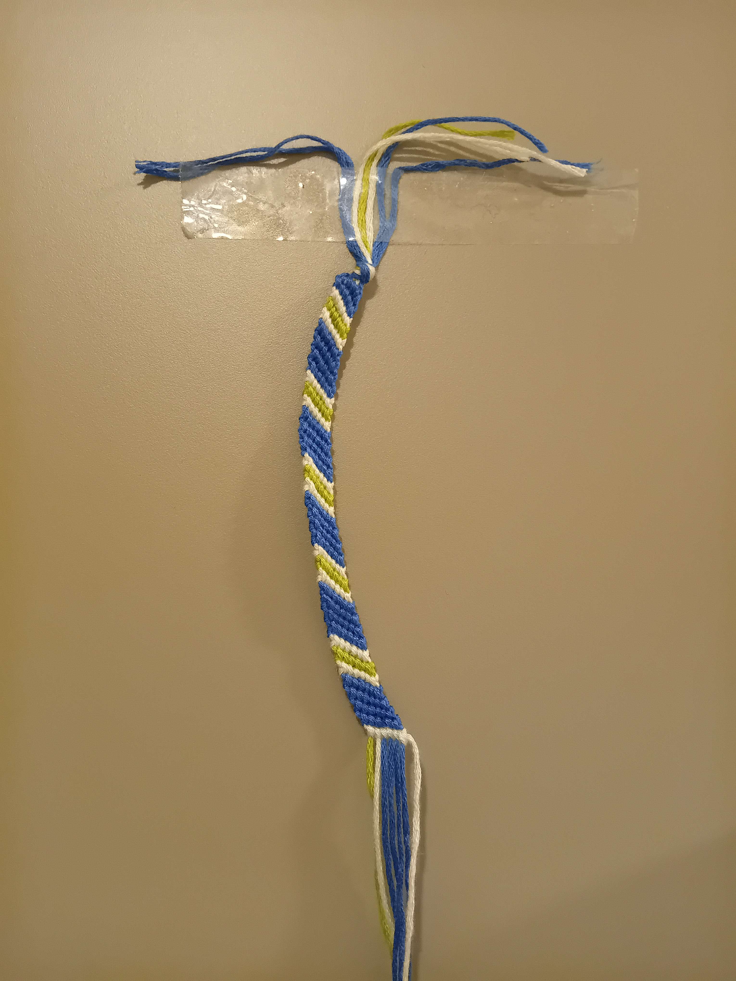 Je fais un bracelet br&eacute;silien pour mon copain 🖤 @Clarick : drapeau du Guatemala 🇬🇹, vous trouvez &ccedil;a ressemblant ? 😄