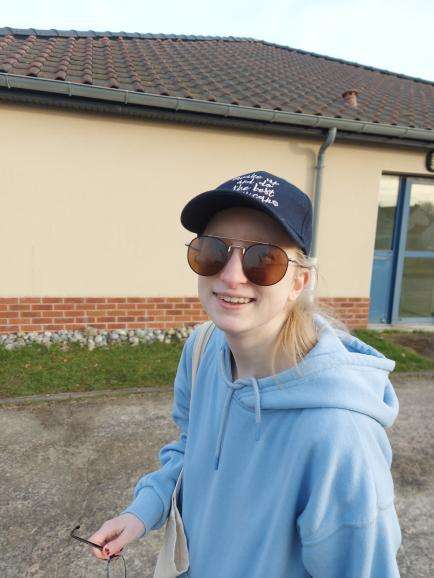 J'ai test&eacute; les lunettes de soleil de mon copain 🖤, &ccedil;a me va bien ou pas ? @Clarick