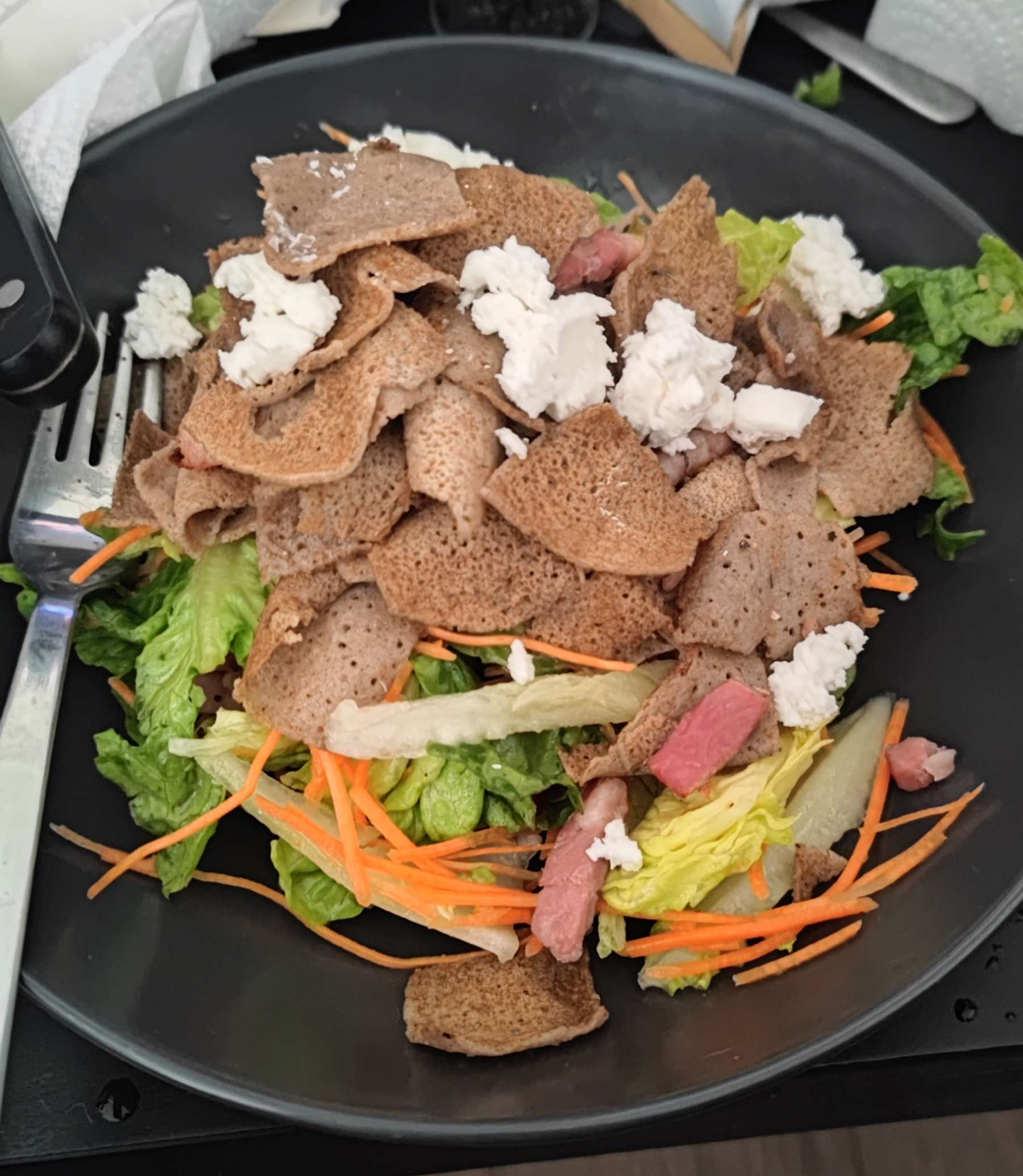 Premier repas hello fresh salade, carotte, radis, lardons, fromage de ch&egrave;vre et galette bretonne 😋 pour l'instant je suis convaincu du truc xD