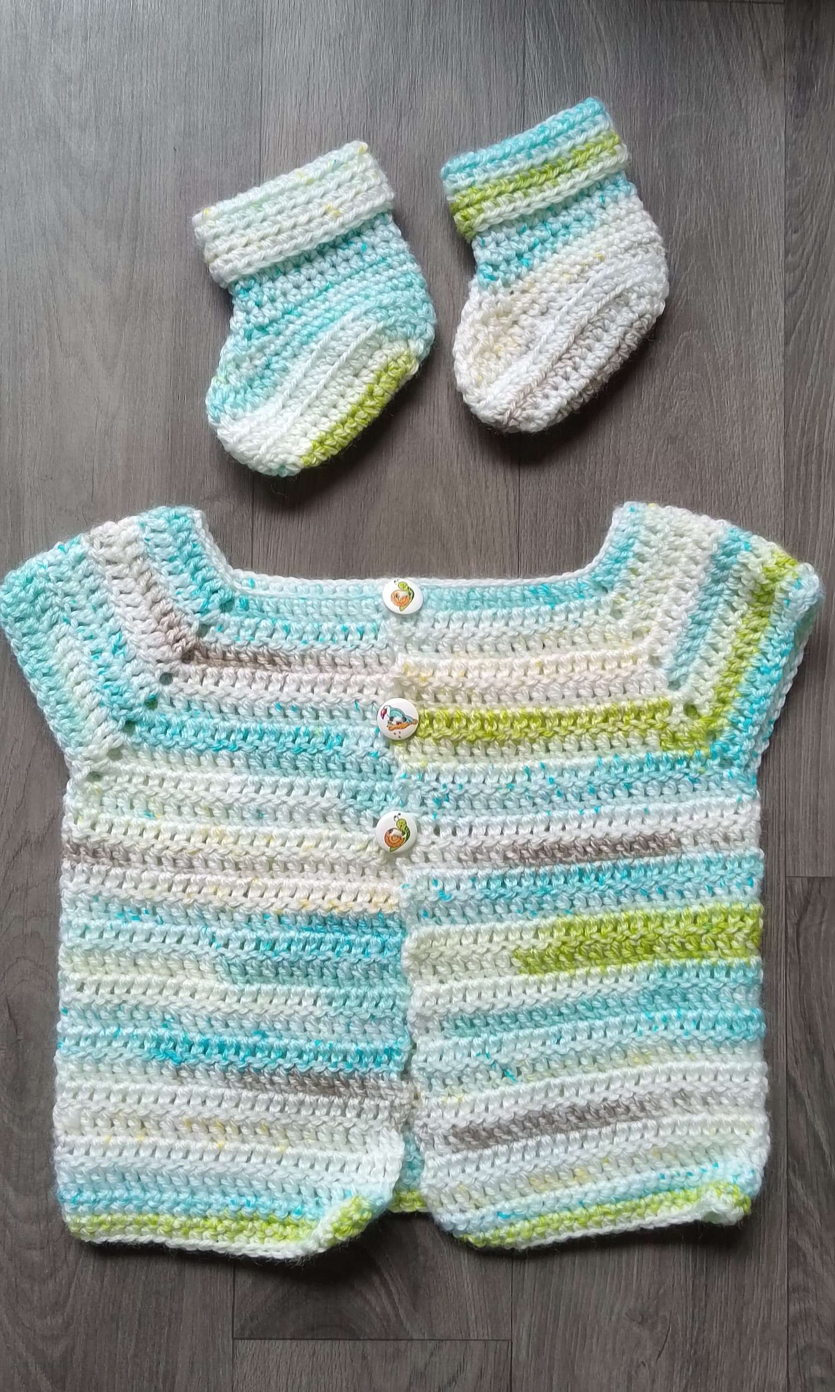 La semaine derni&egrave;re c'&eacute;tait crochet 🧶
Je confectionne des layettes b&eacute;b&eacute;  pour une association ☺️

Un joli gilet pour l'&eacute;t&eacute; avec de beaux boutons rigolos et ses petits chaussons assortis ! Vous aimez? 😀

#association #bebe #layette #Don #crochet  #loisirs
