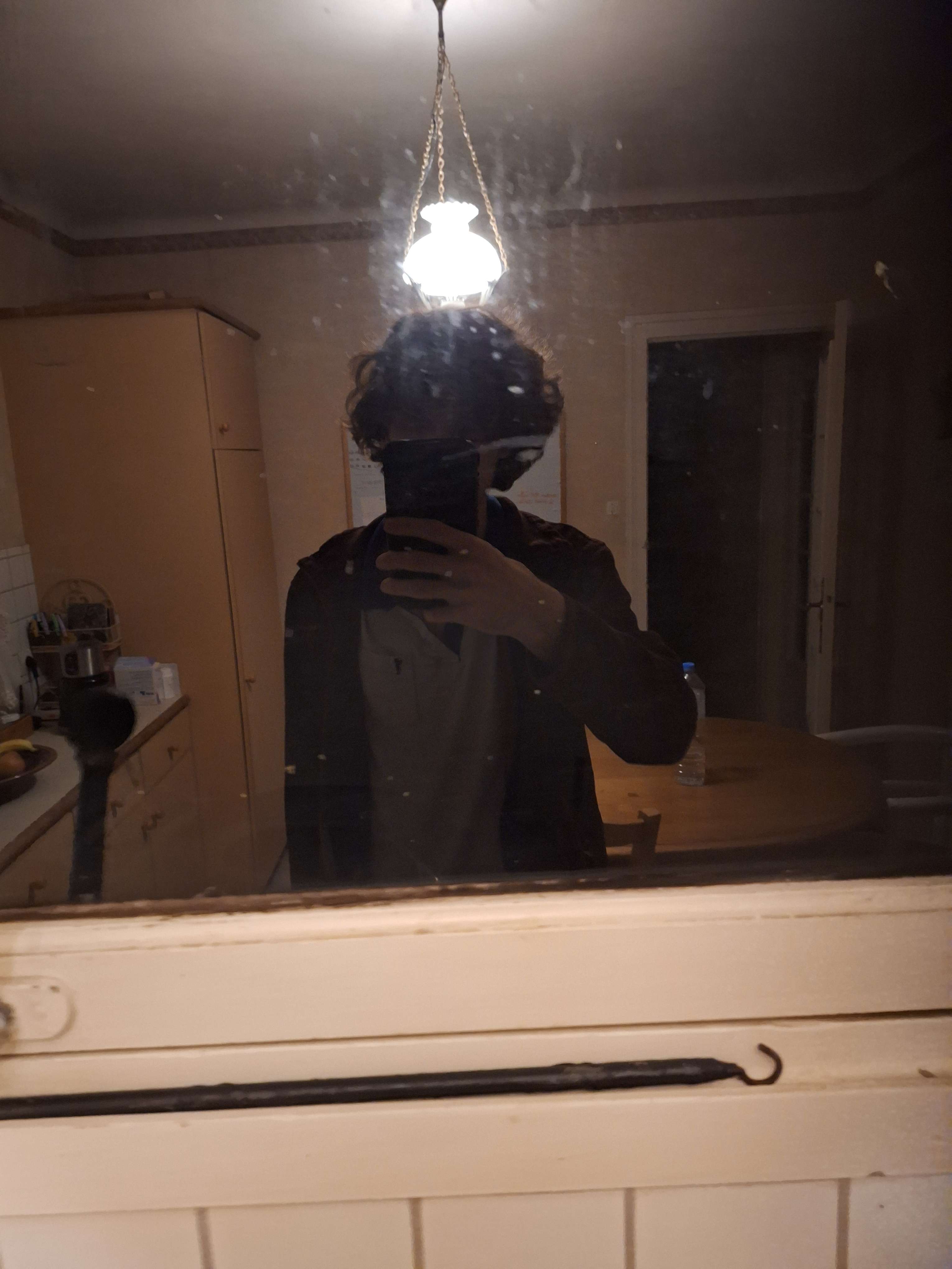 Vraiment je suis pass&eacute; devant la vitre on dirais pas trop en photo mais la dose de cheveux 🤣🤣