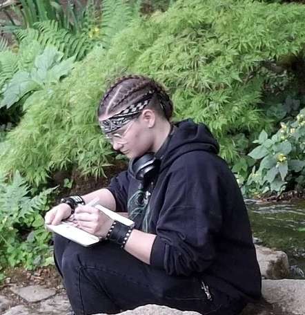 Question : en matant mon insta, j'ai vu une photo et genre est-ce que c'est grave si je me coiffe comme &ccedil;a ? Je sais que c'est un gros d&eacute;bat mais je sais pas ou me situer parce que... bas plus blanc que moi &ccedil;a s'appelle la lumi&egrave;re mais mes cheuveux je les tiens de mon p&egrave;re qui est congolais... du couuuuppp, et la c'est mignon encore comme coupe.